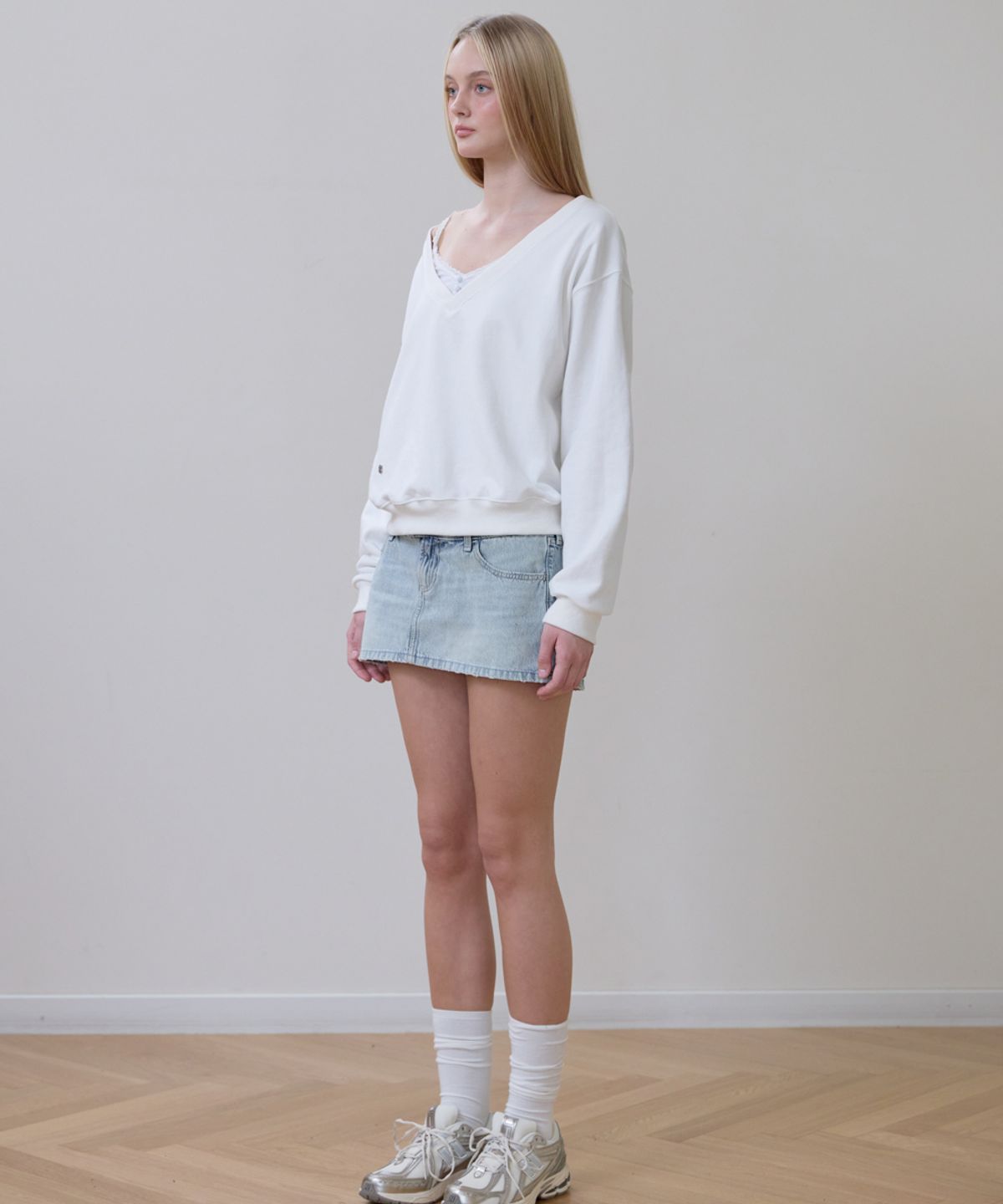 로제프란츠(ROSEFRANTZ) Deep V-neck Sweatshirt [Ivory]