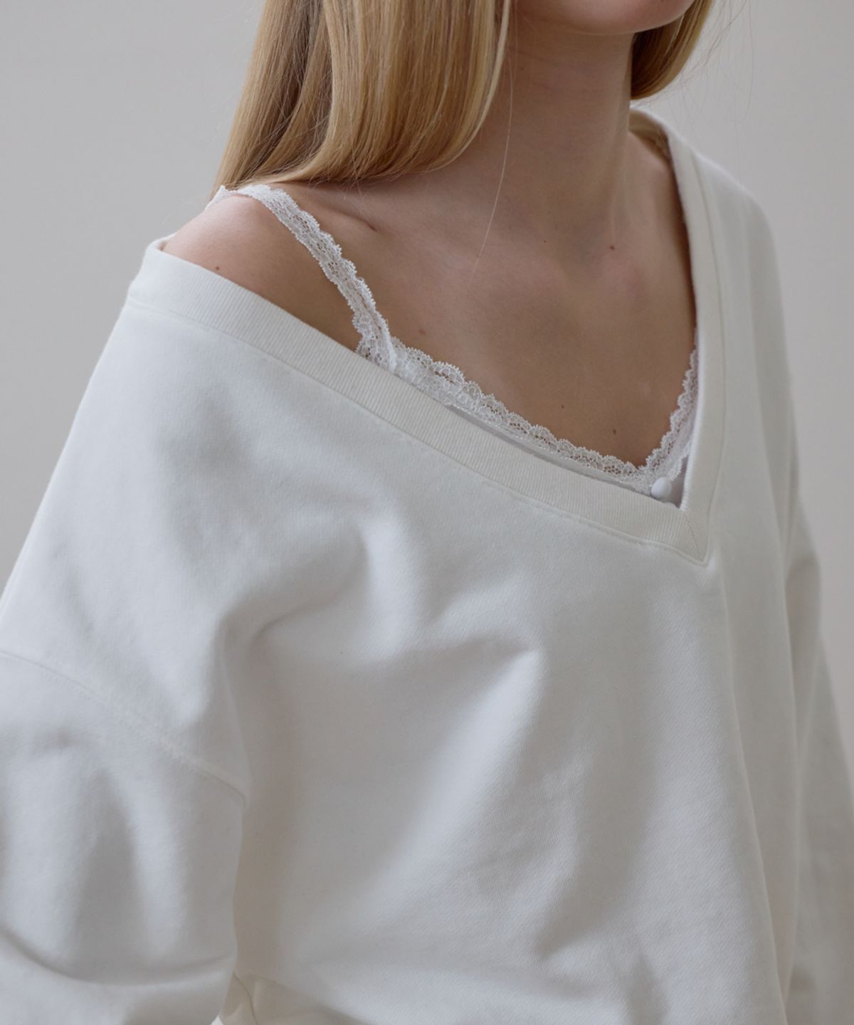 로제프란츠(ROSEFRANTZ) Deep V-neck Sweatshirt [Ivory]