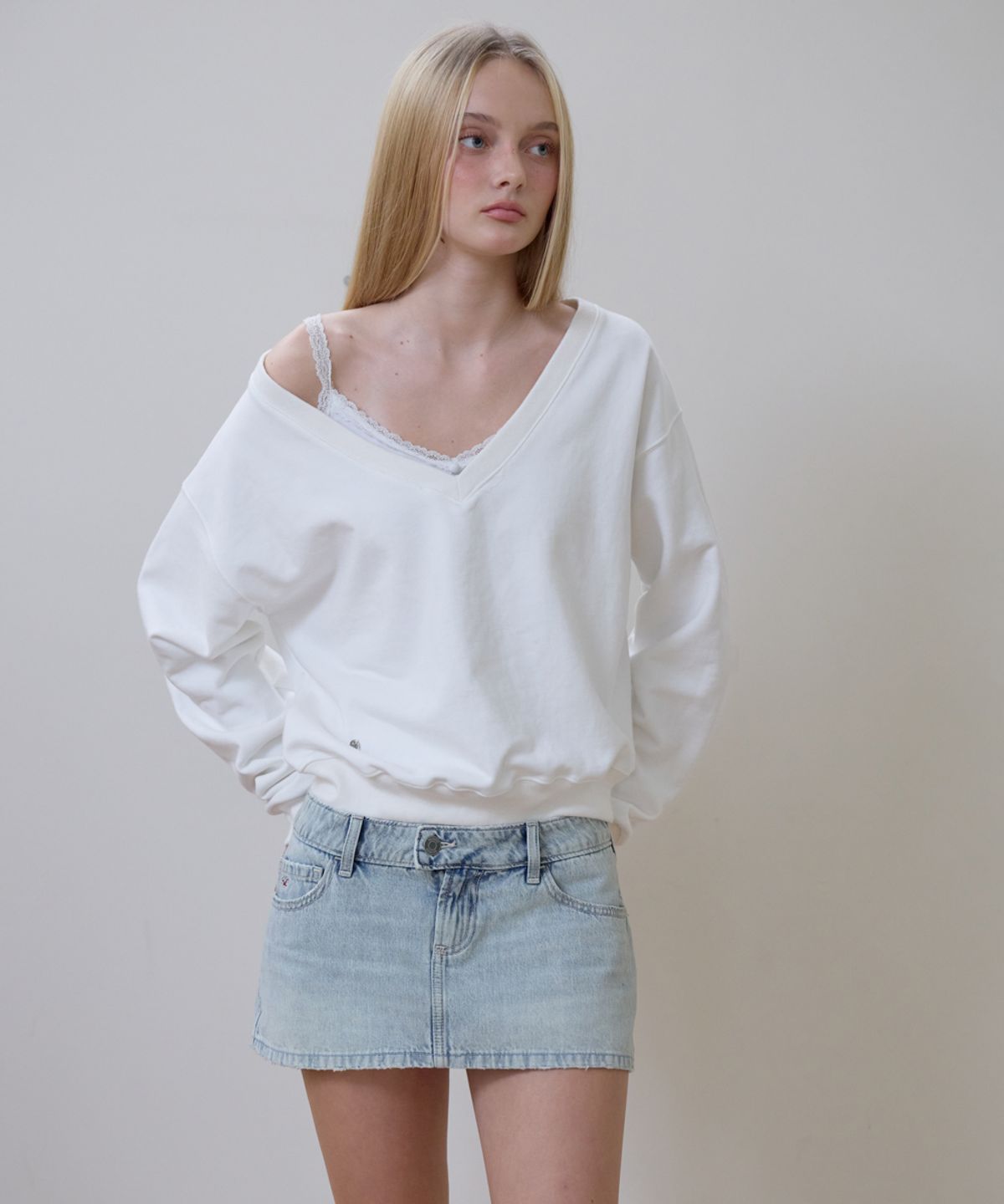 로제프란츠(ROSEFRANTZ) Deep V-neck Sweatshirt [Ivory]