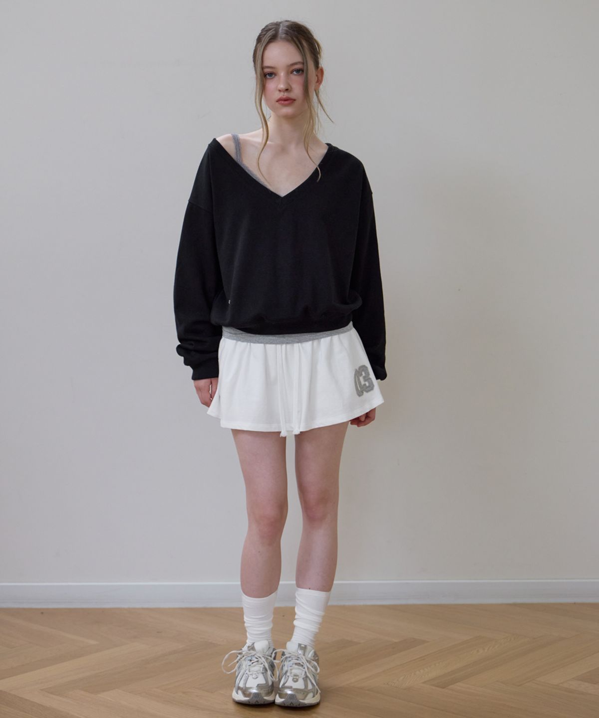 로제프란츠(ROSEFRANTZ) Deep V-neck Sweatshirt [Black]