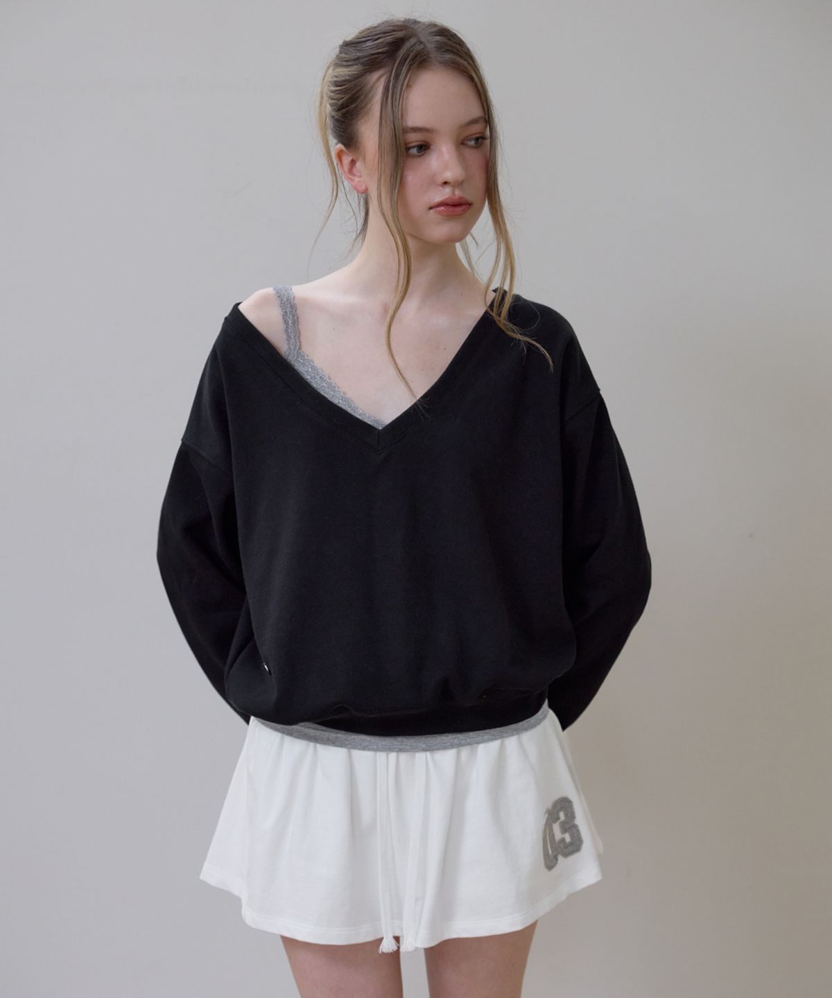 로제프란츠(ROSEFRANTZ) Deep V-neck Sweatshirt [Black]