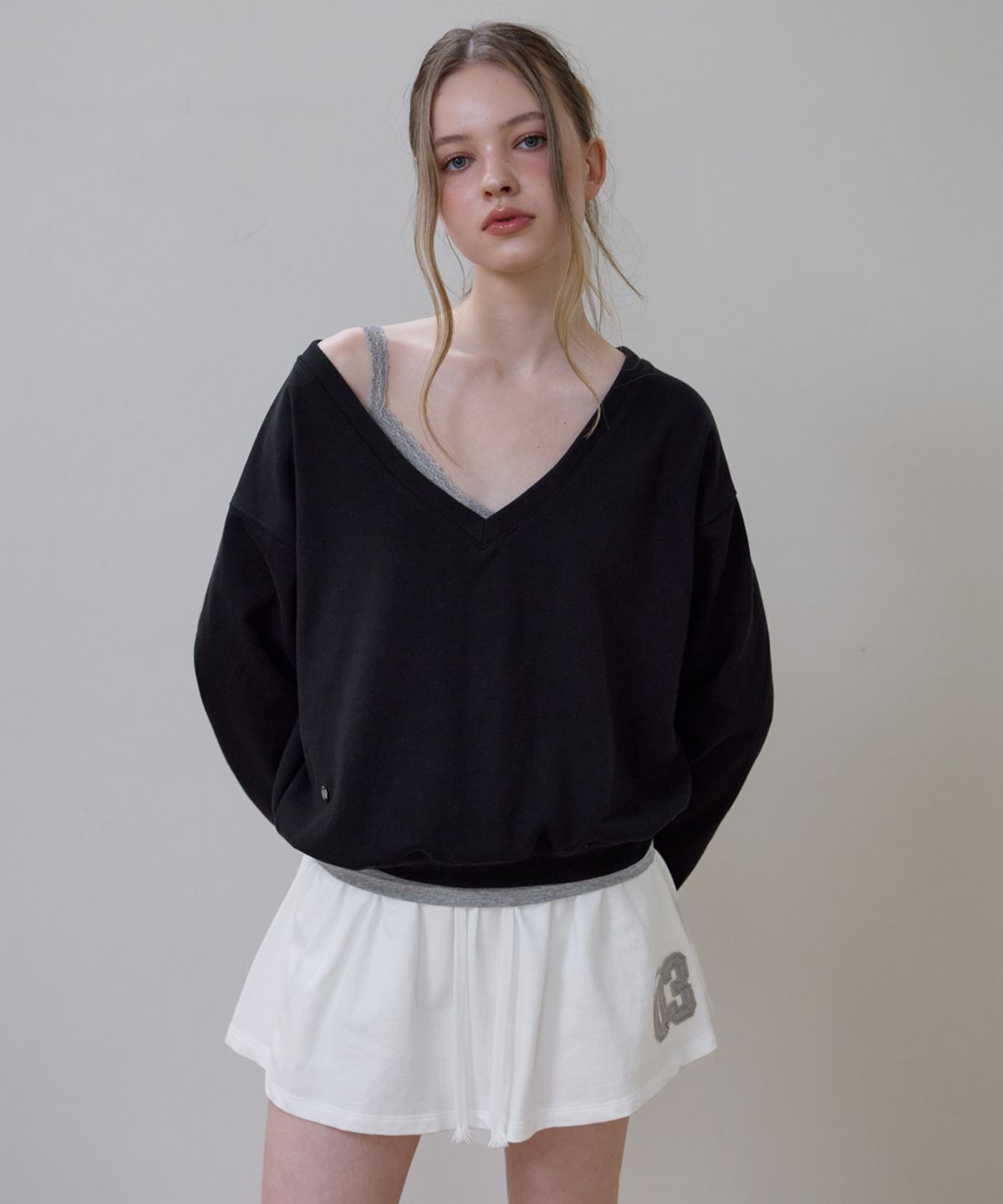 로제프란츠(ROSEFRANTZ) Deep V-neck Sweatshirt [Black]