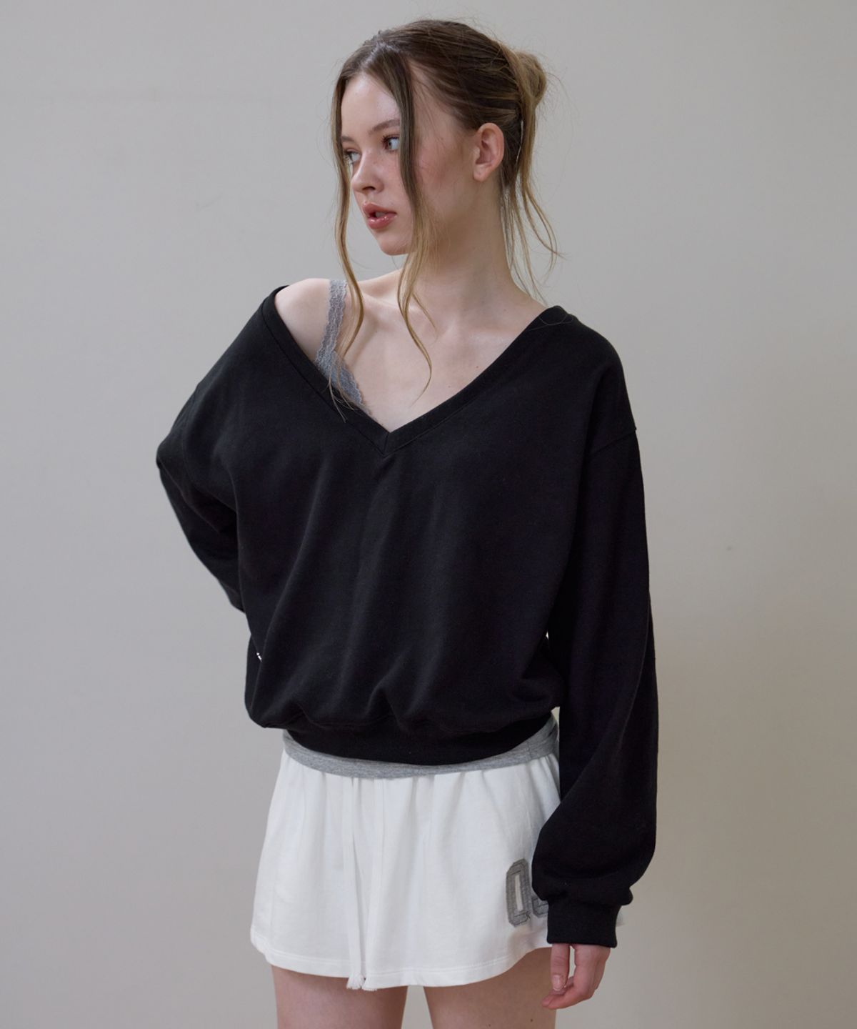로제프란츠(ROSEFRANTZ) Deep V-neck Sweatshirt [Black]