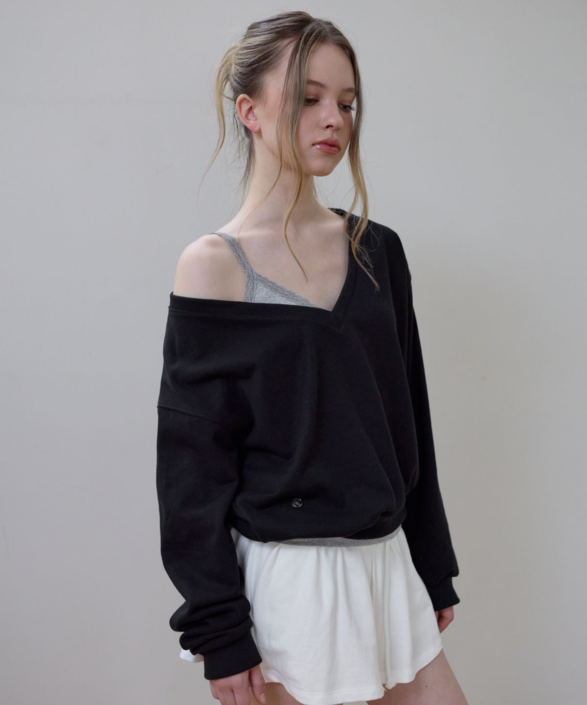 로제프란츠(ROSEFRANTZ) Deep V-neck Sweatshirt [Black]