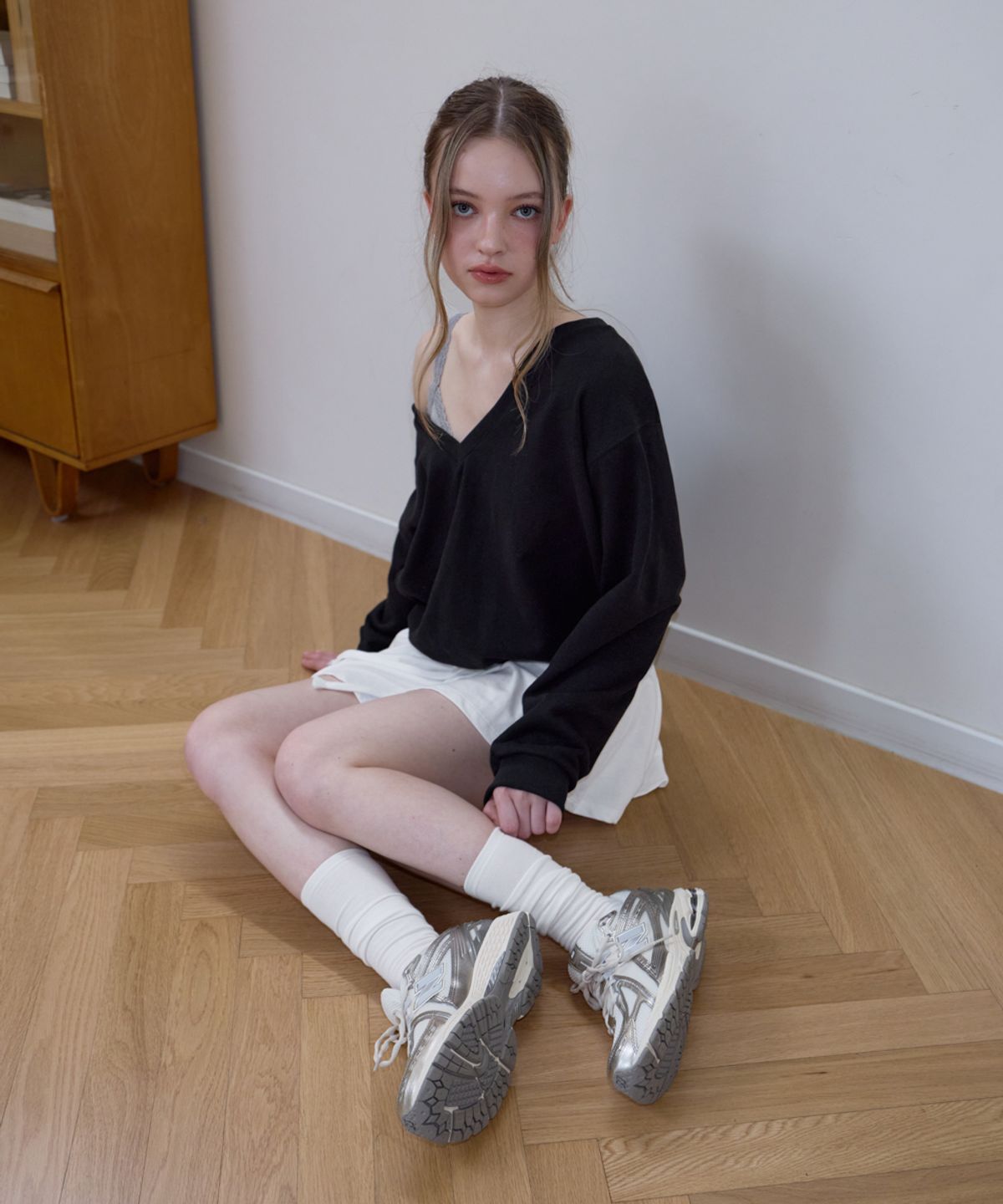 로제프란츠(ROSEFRANTZ) Deep V-neck Sweatshirt [Black]
