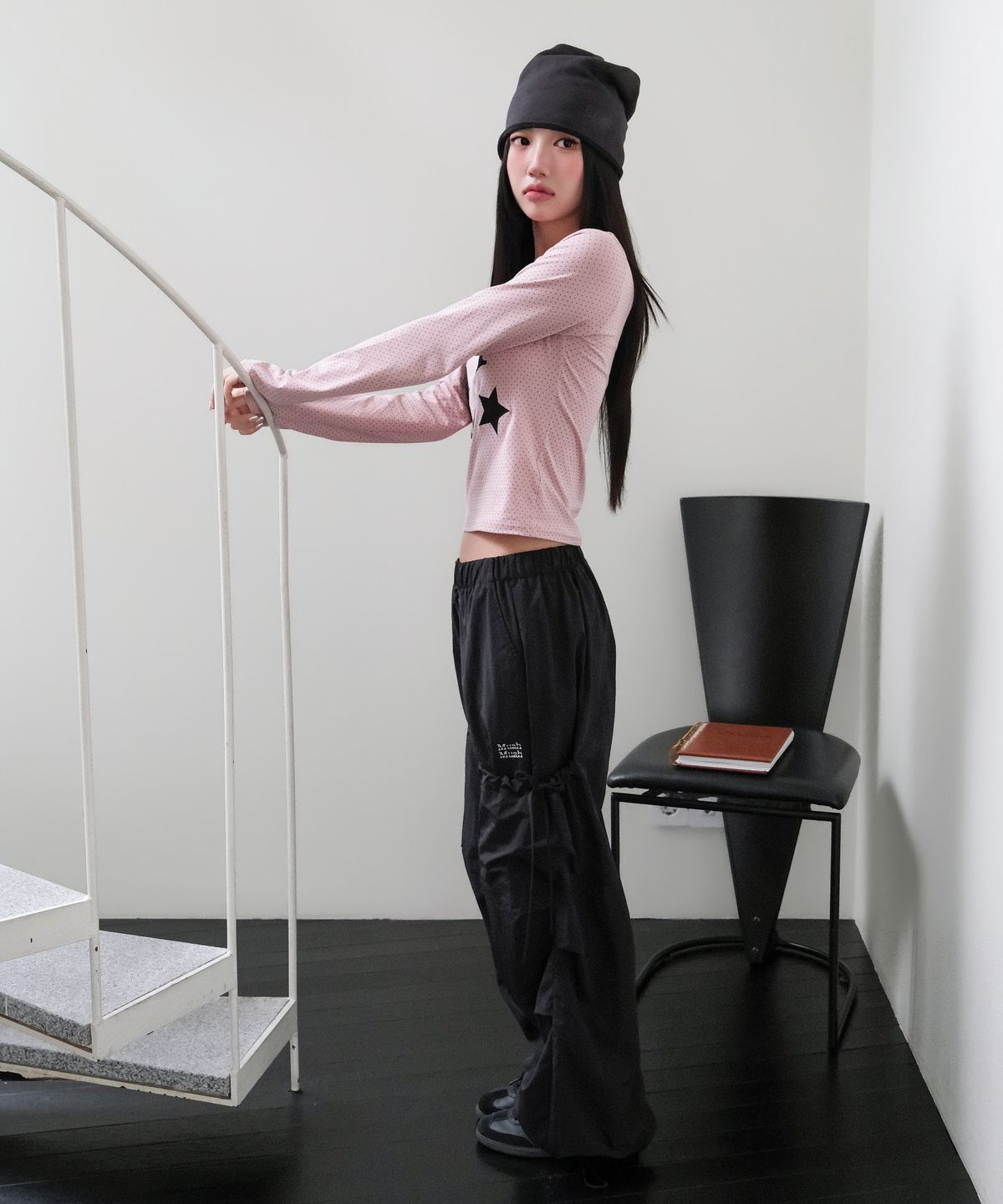 무아무아(MUAHMUAH) 사이드 리본 스트링 카고 포켓 밴딩팬츠 [블랙]