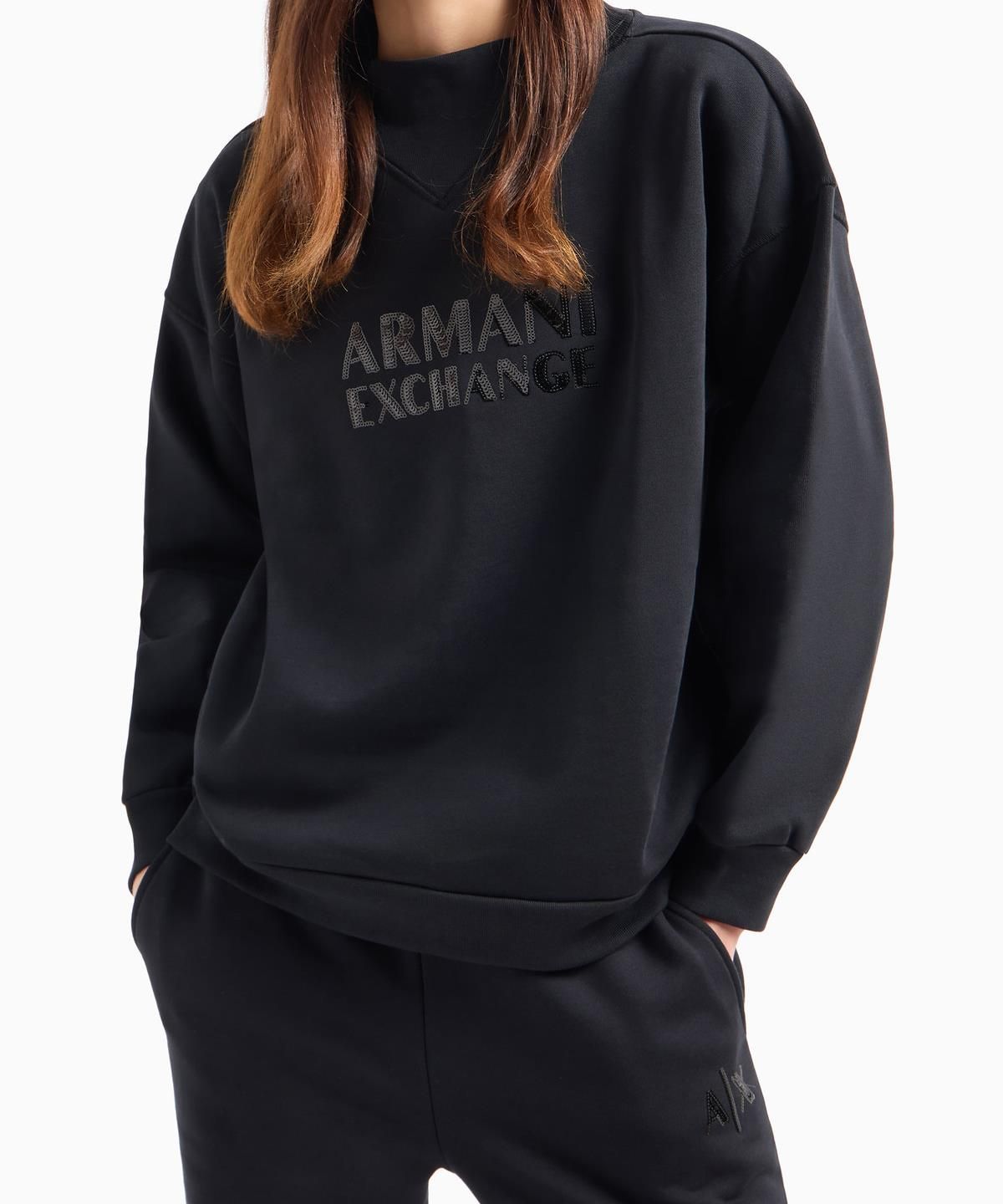 아르마니 익스체인지(ARMANI EXCHANGE) 여성 스팽글 풀 로고 모크넥 티셔츠 _블랙_A424331511