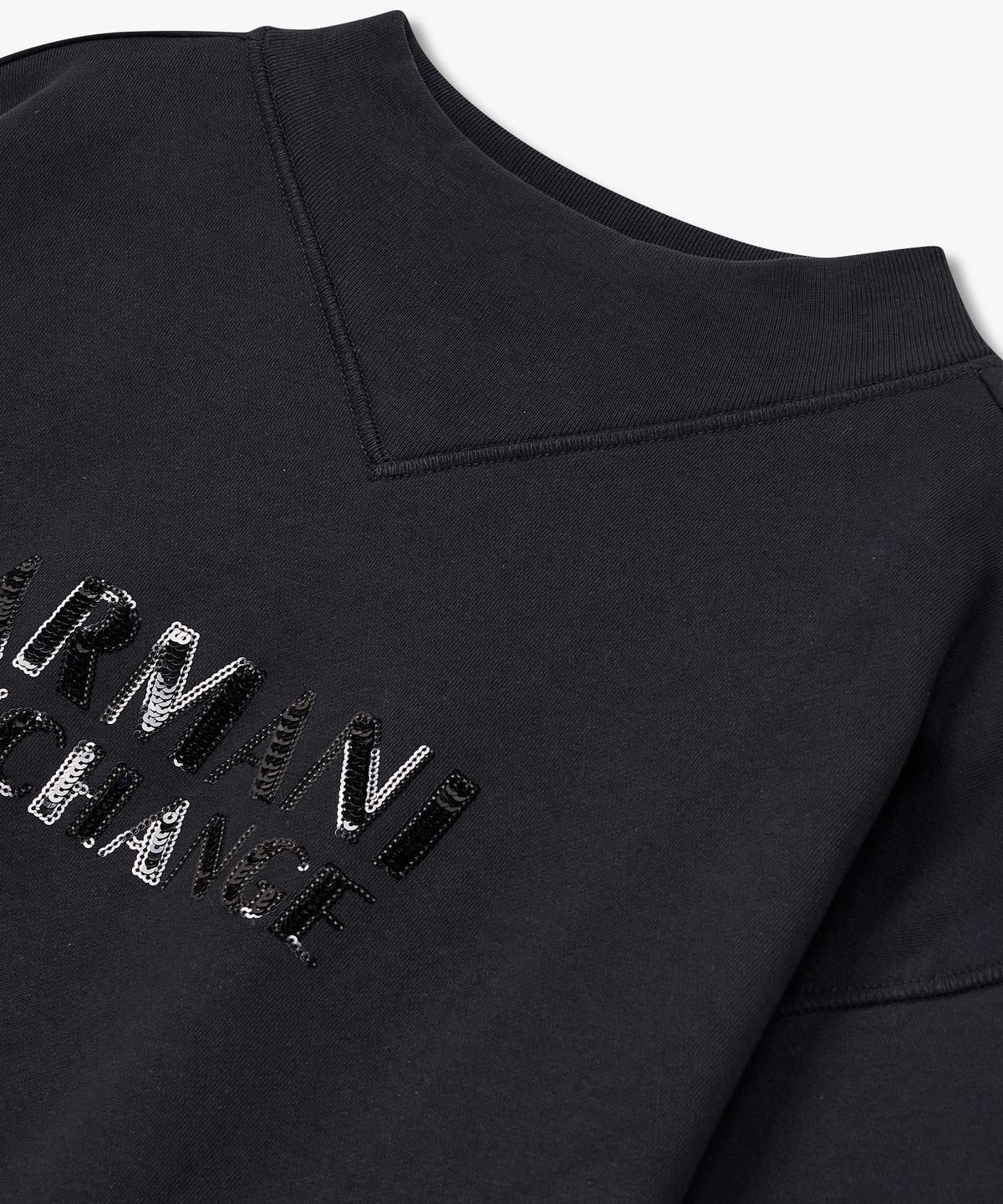 아르마니 익스체인지(ARMANI EXCHANGE) 여성 스팽글 풀 로고 모크넥 티셔츠 _블랙_A424331511