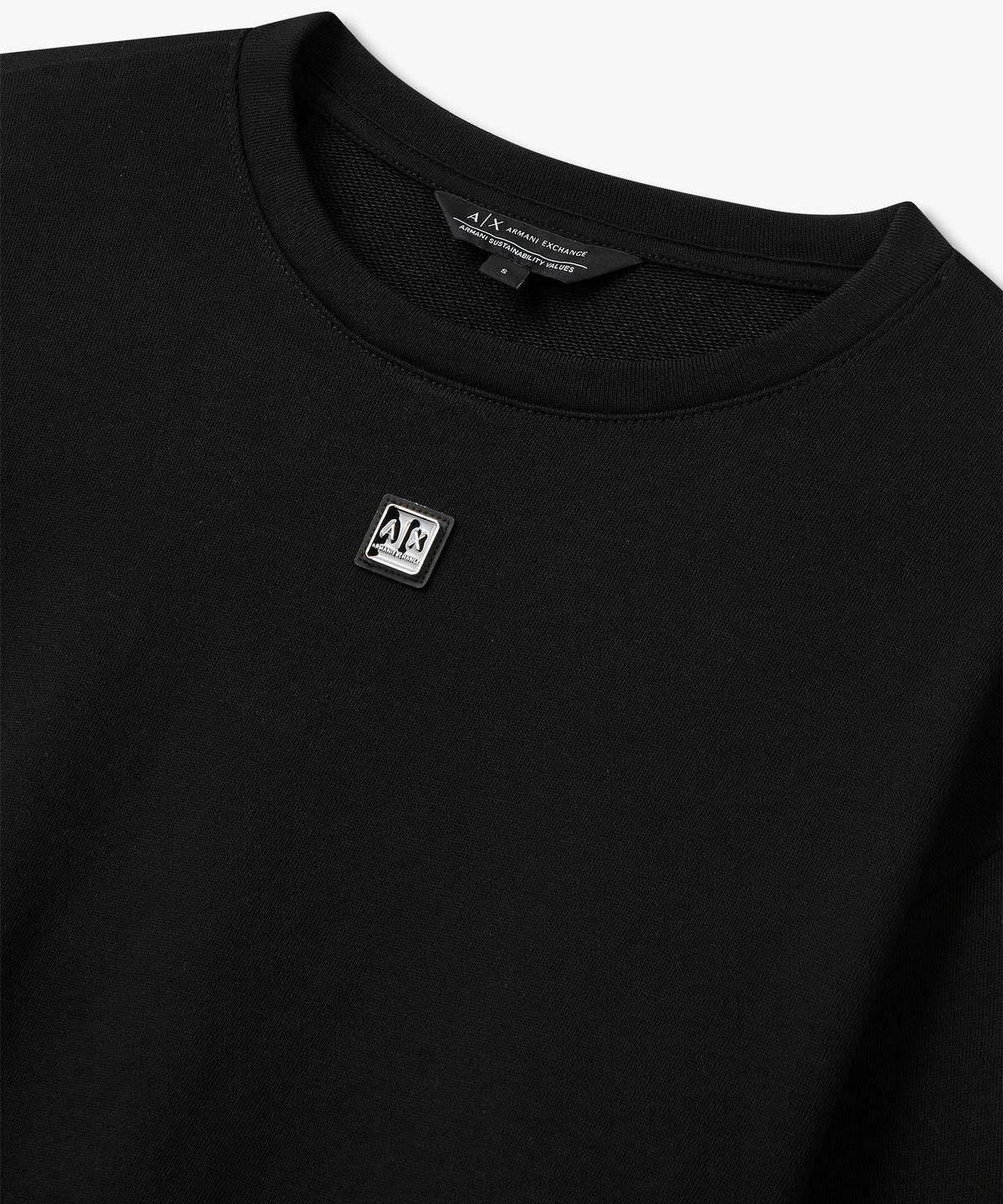 아르마니 익스체인지(ARMANI EXCHANGE) 여성 로고 패치 밴딩 헴 티셔츠 _블랙_A425131500