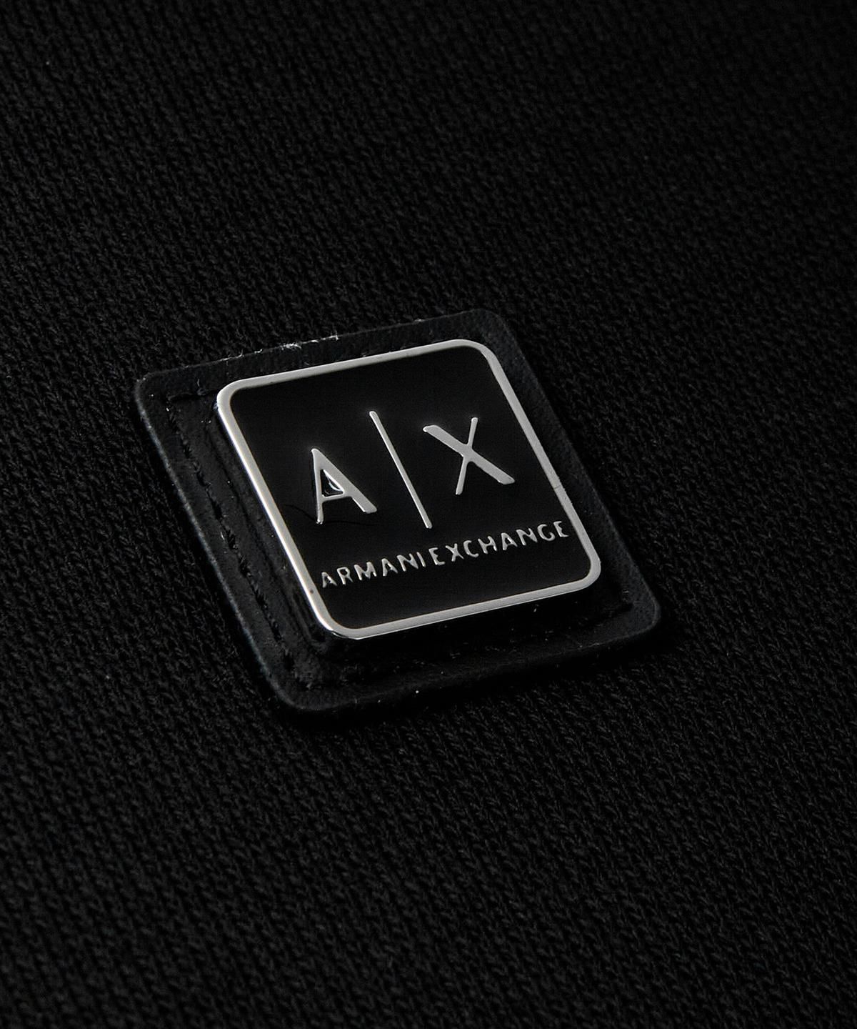 아르마니 익스체인지(ARMANI EXCHANGE) 여성 로고 패치 밴딩 헴 티셔츠 _블랙_A425131500