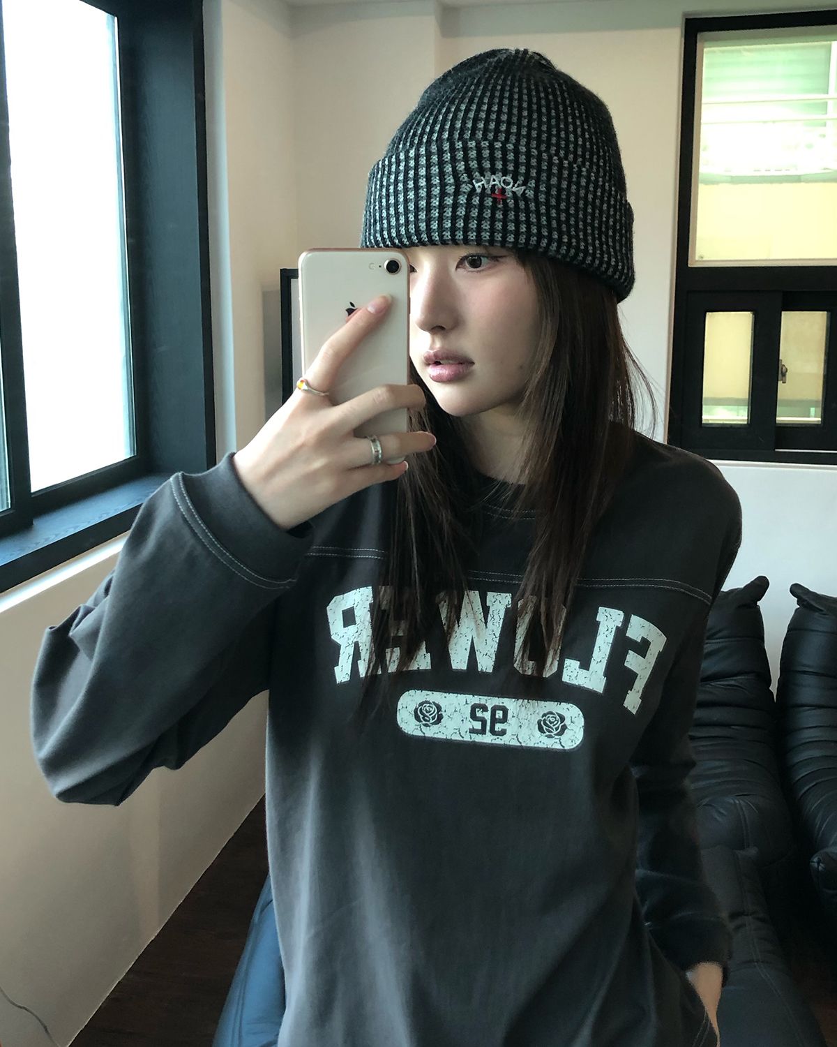 해비즘(HAVISM) FLOWER STITCH L/S TEE(CHARCOAL)