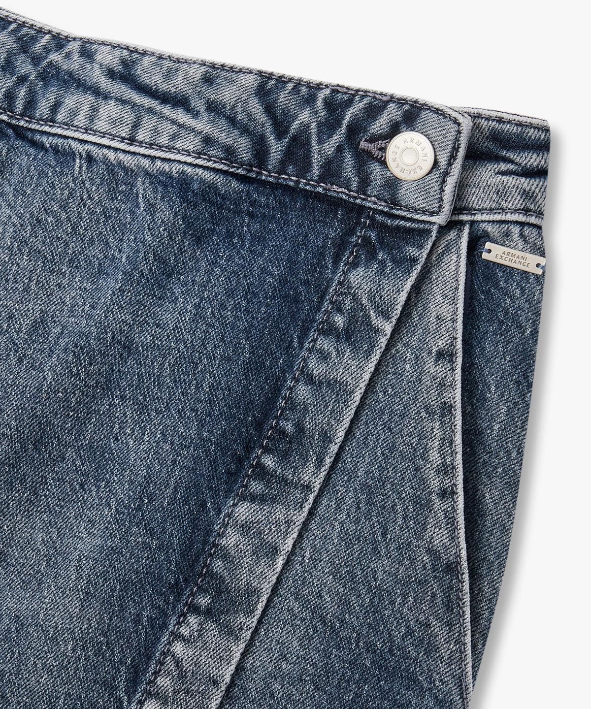 아르마니 익스체인지(ARMANI EXCHANGE) 여성 메탈 로고 랩 데님 스커트 _블루_A425142506