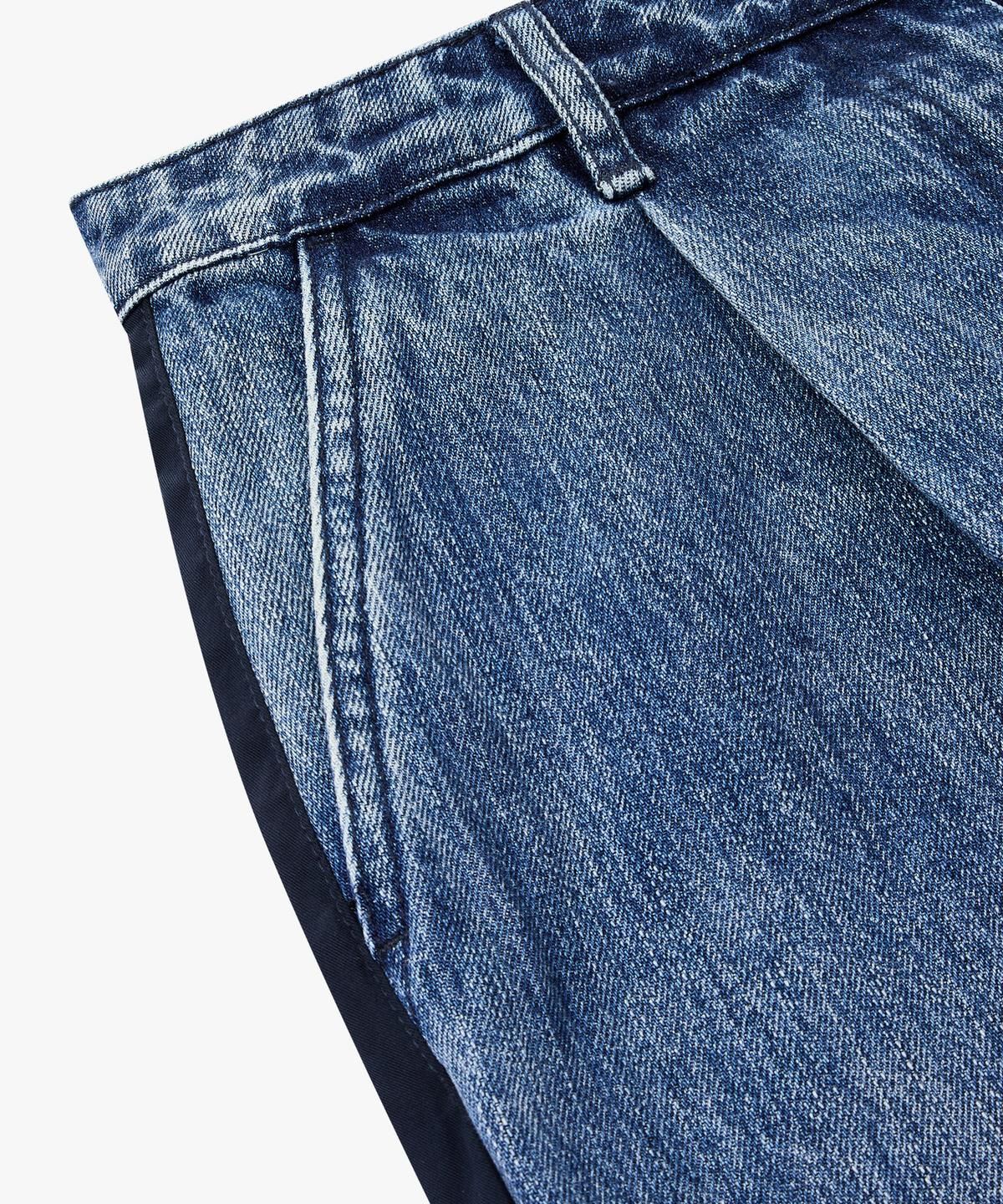 아르마니 익스체인지(ARMANI EXCHANGE) 여성 백 배색 패치 원 턱 데님 팬츠 _블루_A425140509