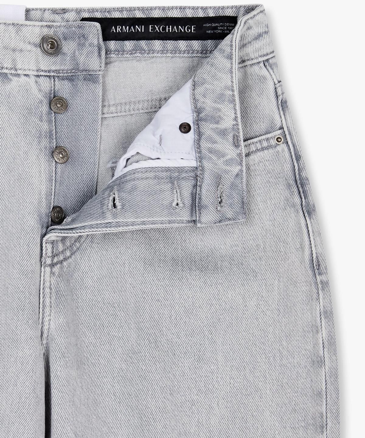 아르마니 익스체인지(ARMANI EXCHANGE) 여성 워시드 자수 로고 데님 진 _라이트 인디고_A424340507