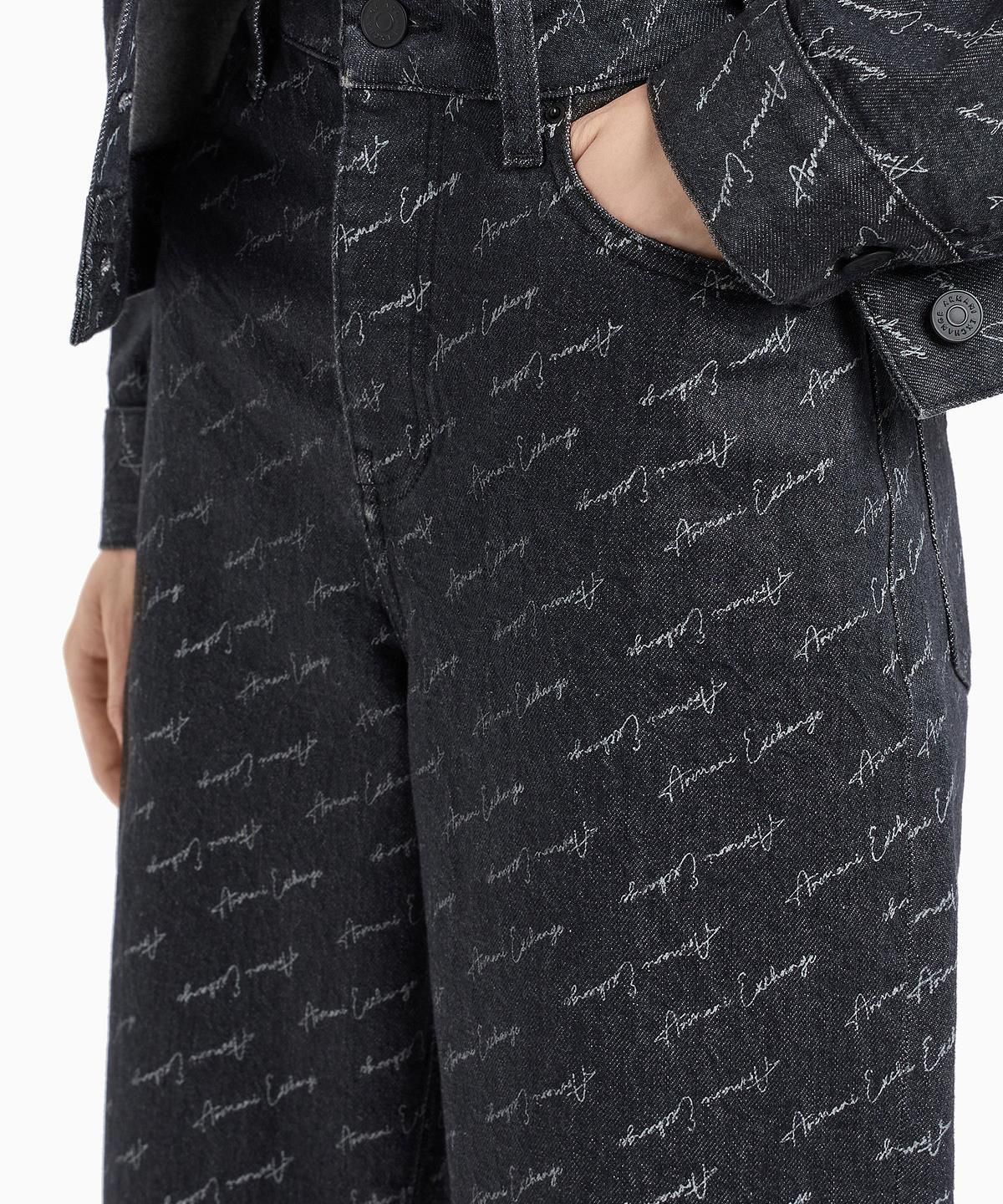 아르마니 익스체인지(ARMANI EXCHANGE) 여성 로고 패턴 생지 데님 진 _블랙_A424340505