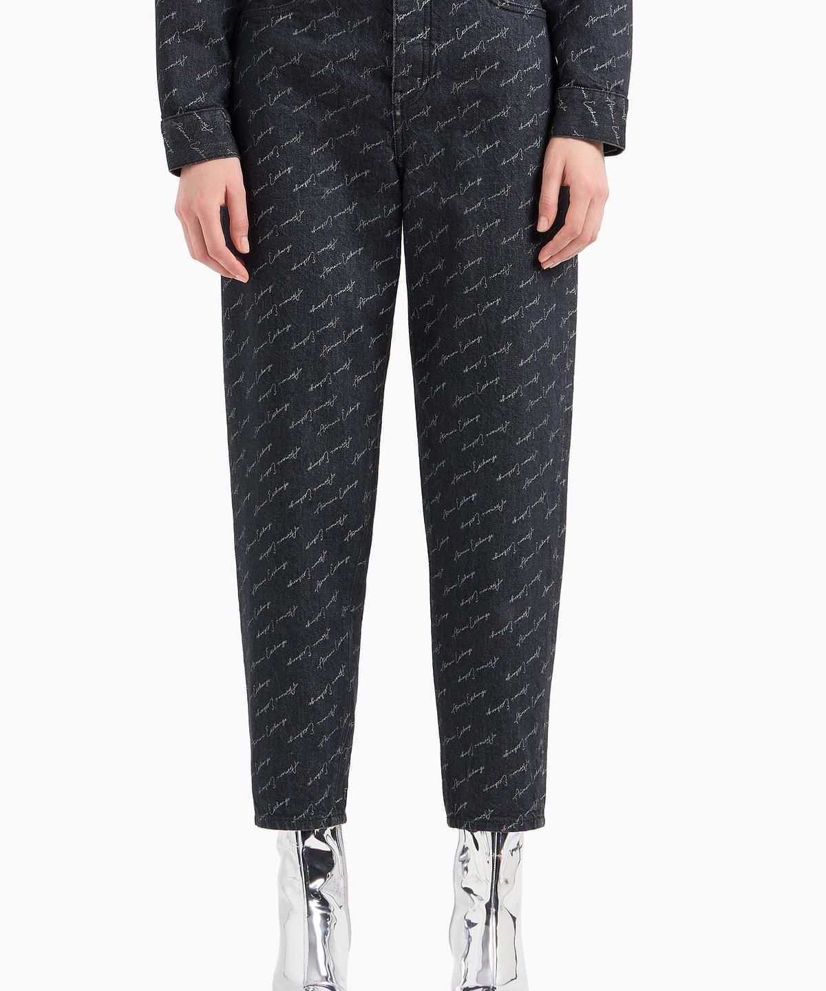 아르마니 익스체인지(ARMANI EXCHANGE) 여성 로고 패턴 생지 데님 진 _블랙_A424340505