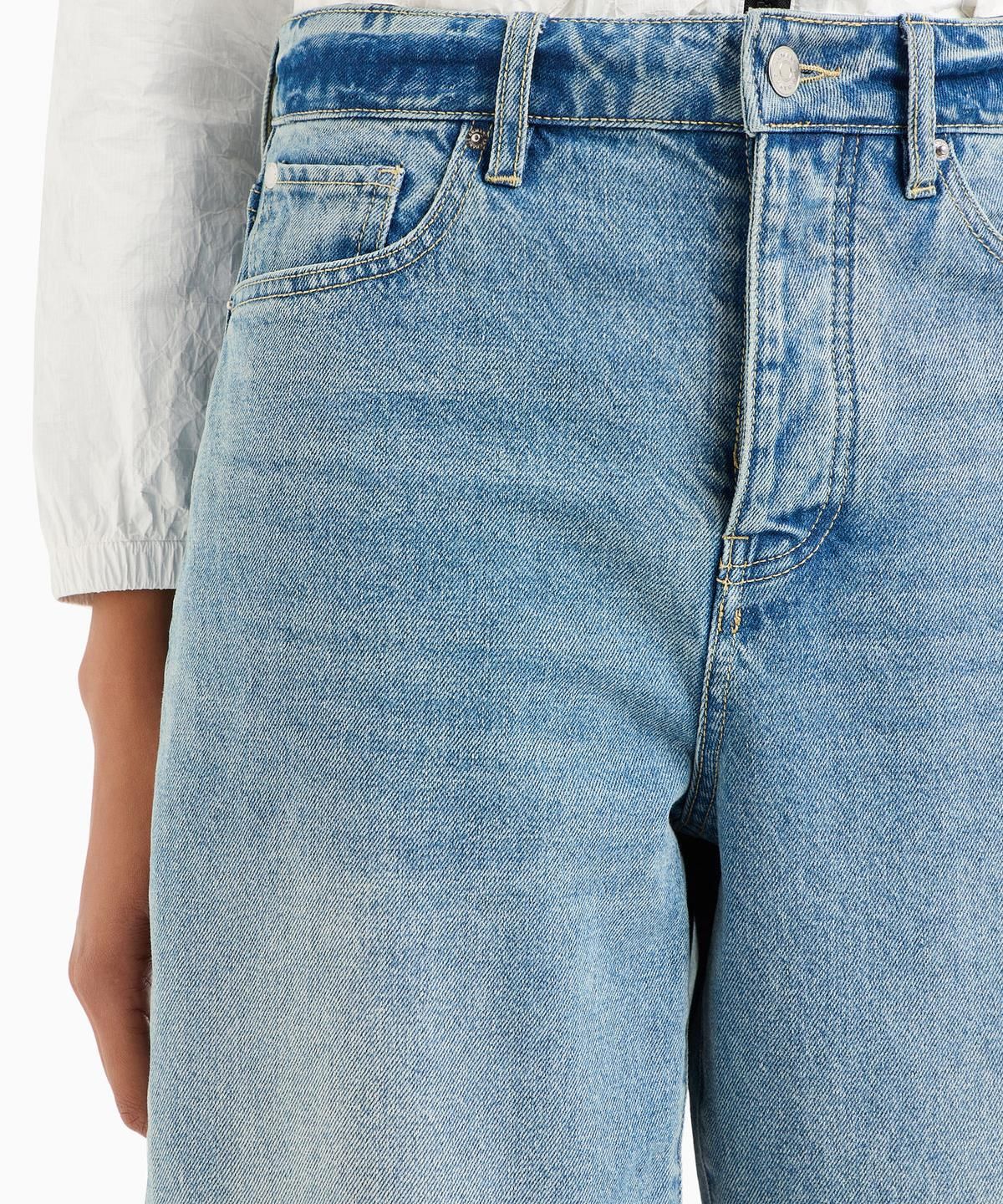 아르마니 익스체인지(ARMANI EXCHANGE) 여성 백 로고 패치 데님 팬츠 _라이트 블루_A424340510