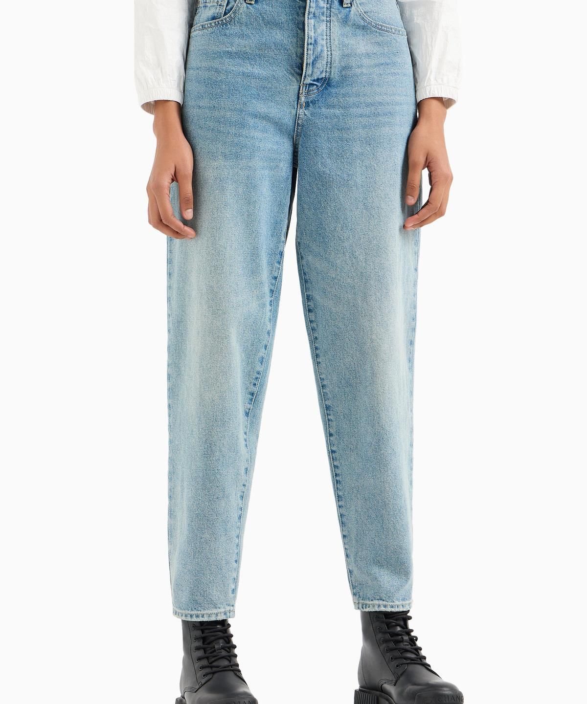 아르마니 익스체인지(ARMANI EXCHANGE) 여성 백 로고 패치 데님 팬츠 _라이트 블루_A424340510