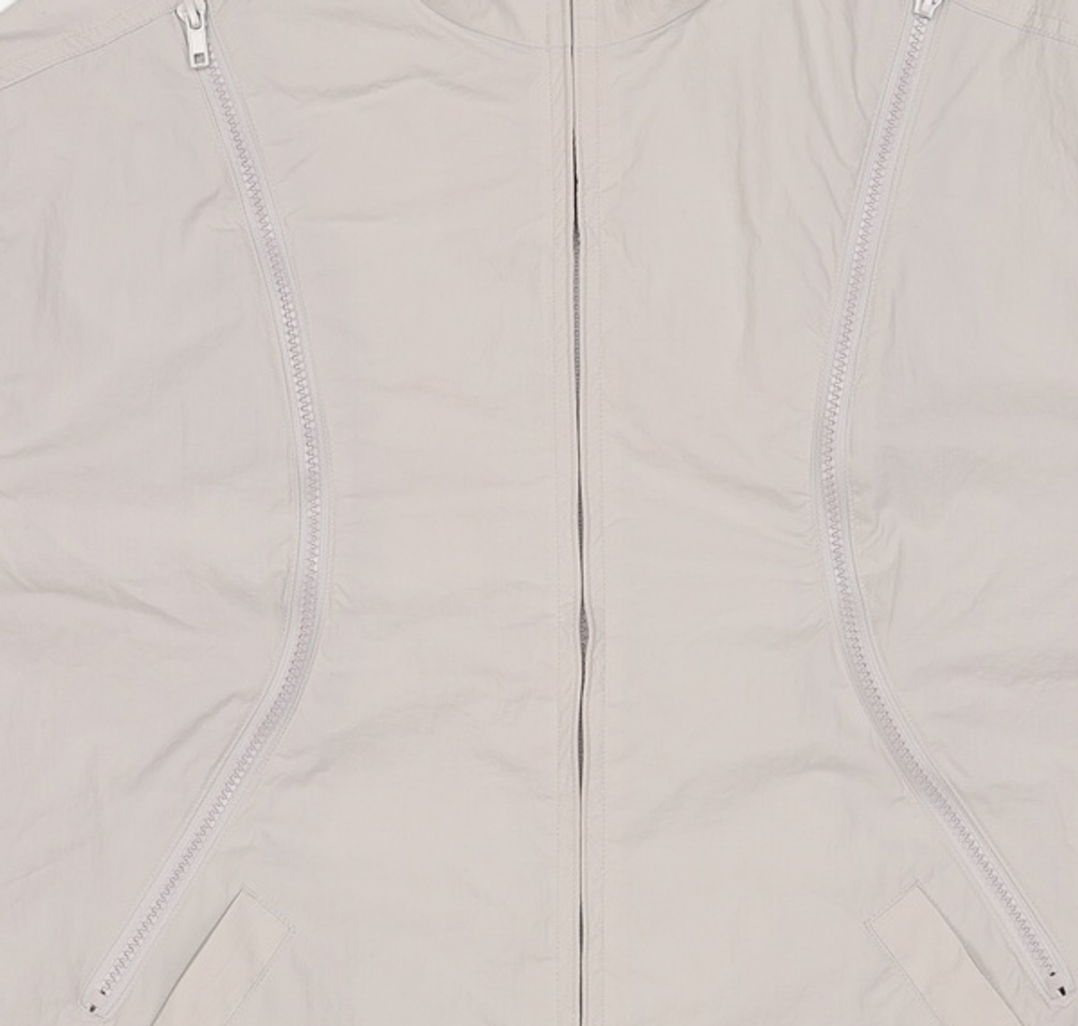 더뮤지엄비지터(THEMUSEUMVISITOR) NYLON CURVED ZIPPER WINDBREAKER (SILVER GREY) L