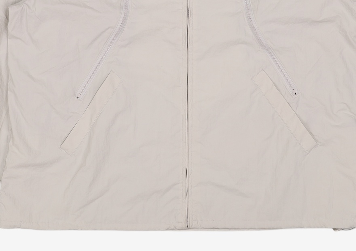 더뮤지엄비지터(THEMUSEUMVISITOR) NYLON CURVED ZIPPER WINDBREAKER (SILVER GREY) L