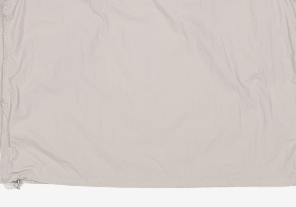 더뮤지엄비지터(THEMUSEUMVISITOR) NYLON CURVED ZIPPER WINDBREAKER (SILVER GREY) L