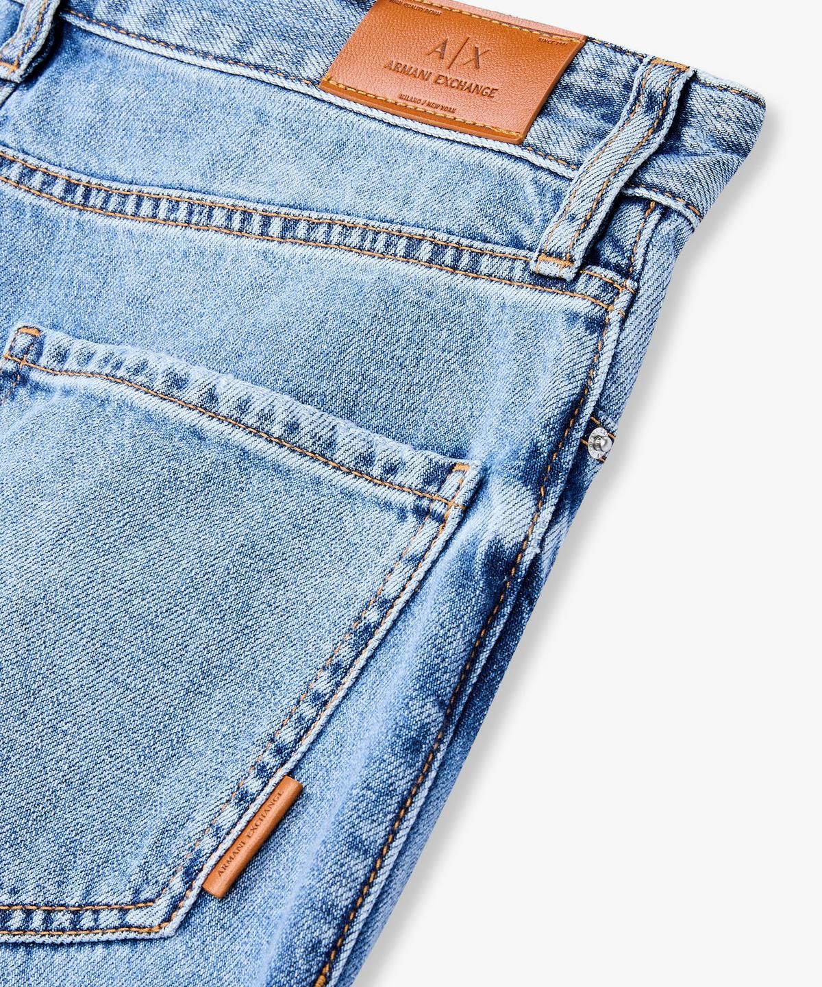 아르마니 익스체인지(ARMANI EXCHANGE) 여성 보이프렌드 핏 크롭 데님 팬츠 _라이트 블루_A425140501