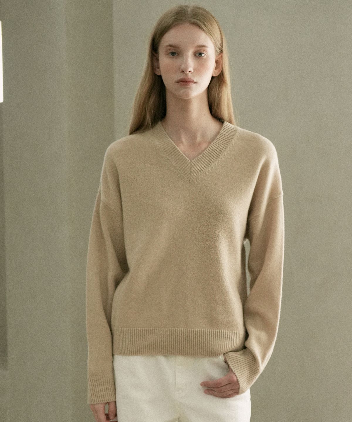 블레티(VLETI) Merino Wool 100% V-neck Knit (beige)