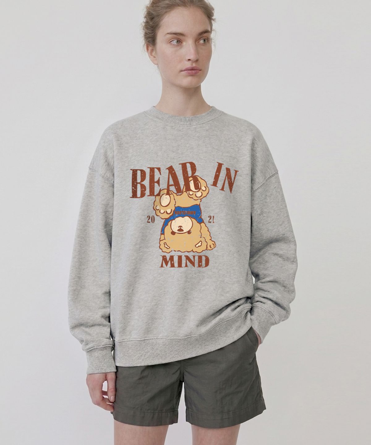 엠블룩(AMBLELOOK) 레귤러 스웨트셔츠 BEAR IN MIND (3color)