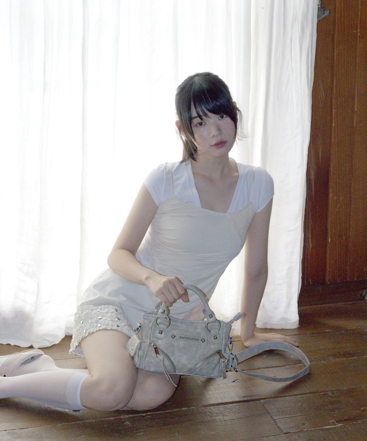 이우가마카라스(IUGAMAKARAS) Studded Leather Micro Shoulder Bag (Gray)