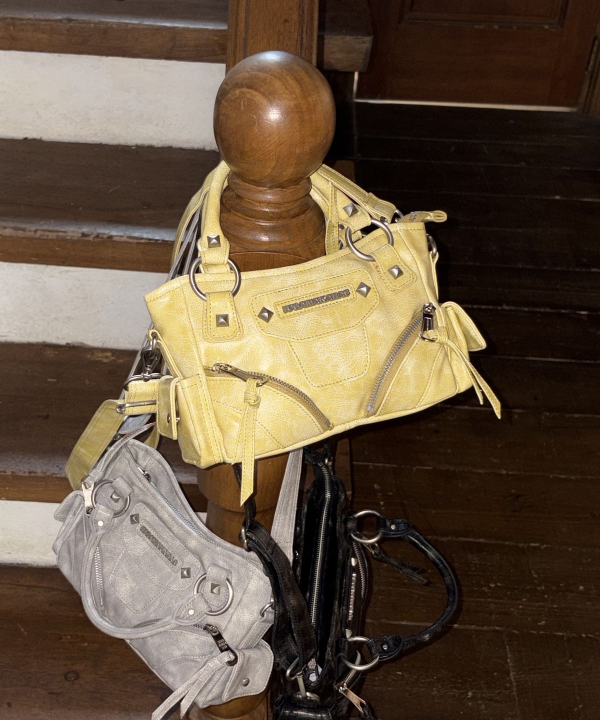 이우가마카라스(IUGAMAKARAS) Studded Leather Micro Shoulder Bag (Yellow)