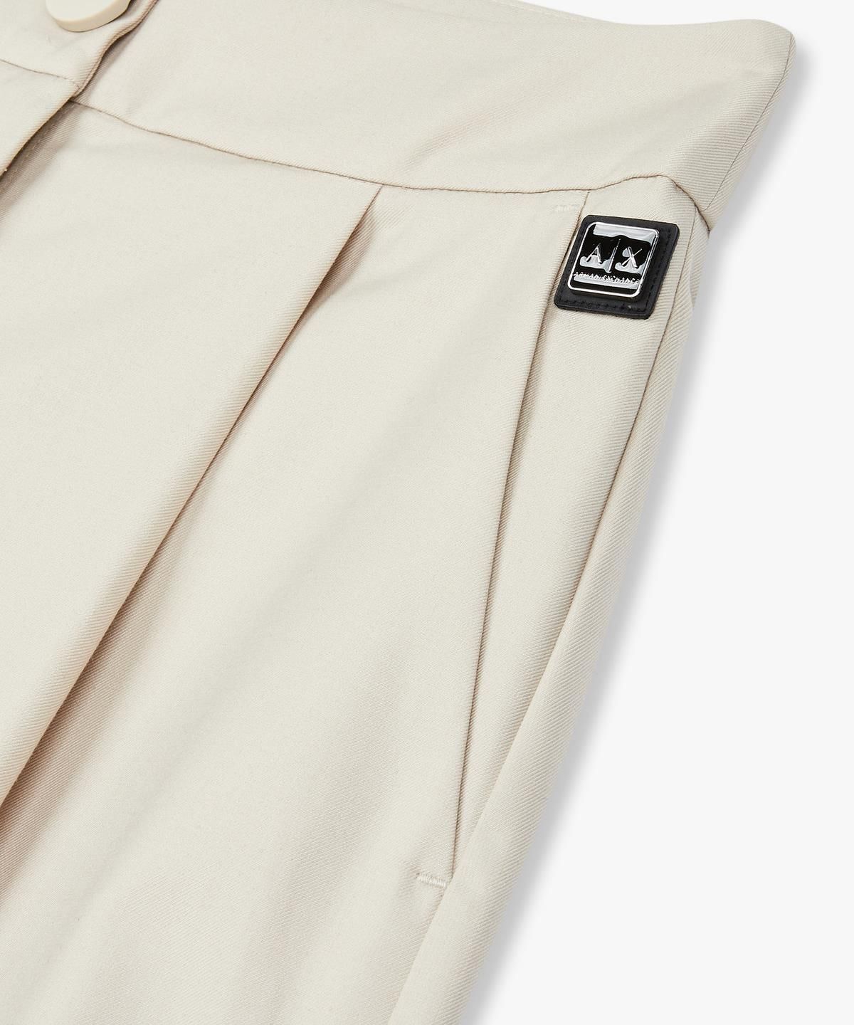 아르마니 익스체인지(ARMANI EXCHANGE) 여성 로고 패치 원 턱 플리츠 팬츠 _베이지_A425141505