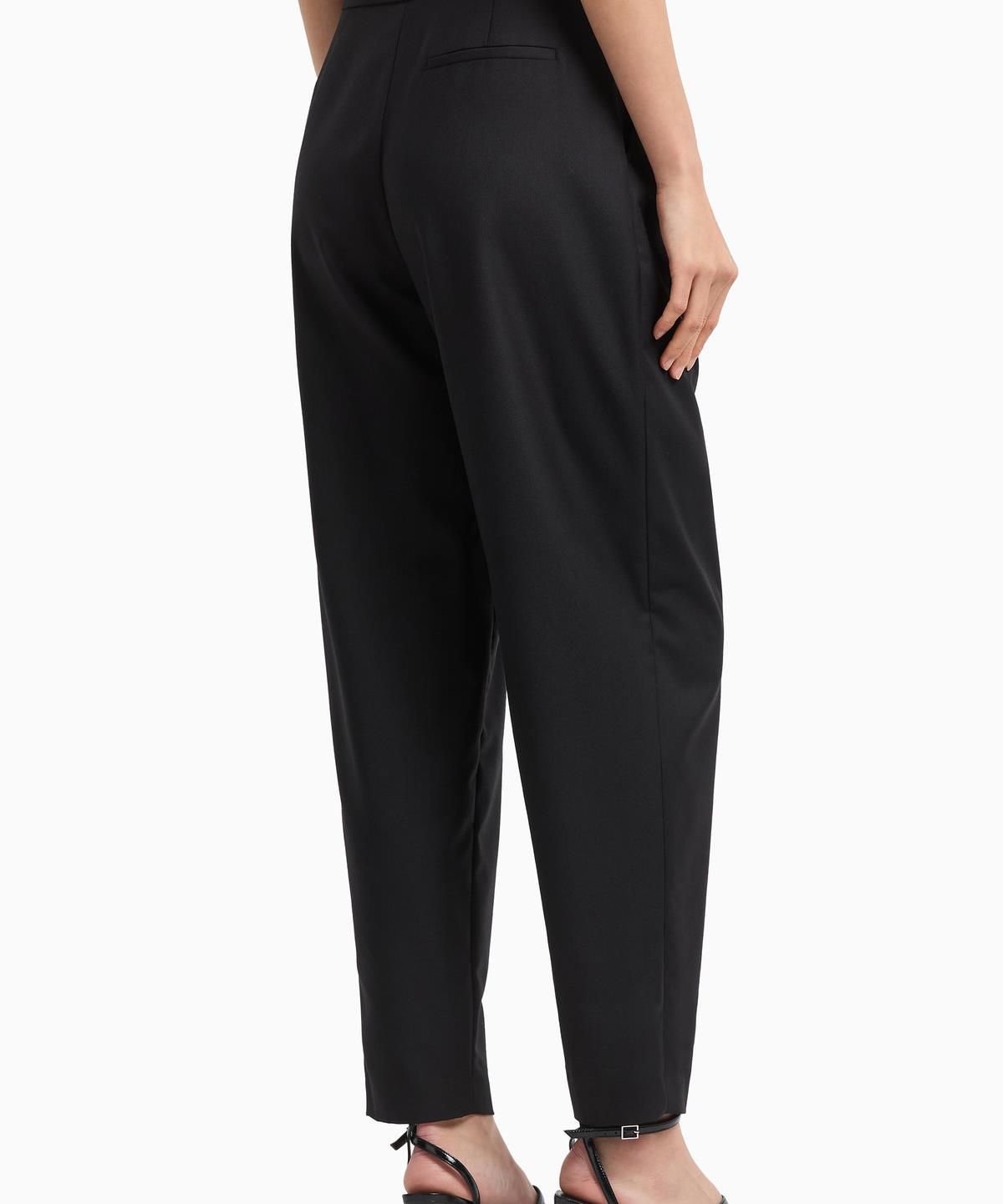 아르마니 익스체인지(ARMANI EXCHANGE) 여성 로고 패치 원 턱 플리츠 팬츠 _블랙_A425141506
