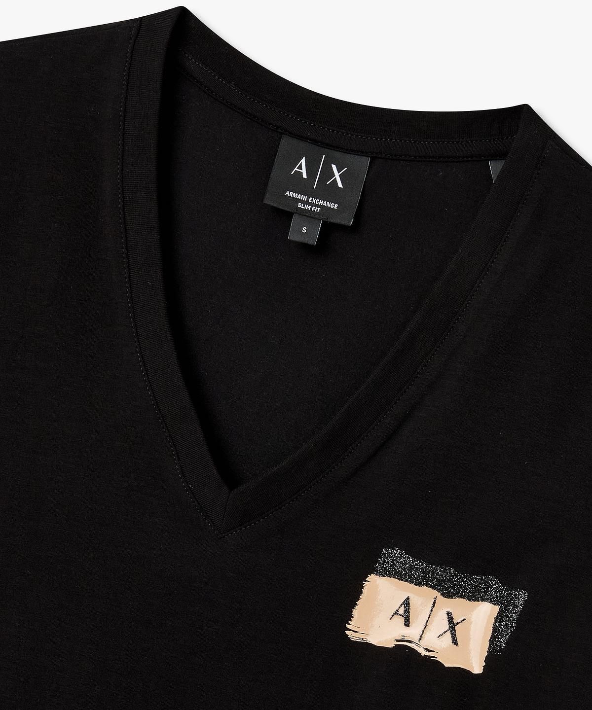 아르마니 익스체인지(ARMANI EXCHANGE) 여성 글리터 로고 브이넥 티셔츠 _블랙_A426130504