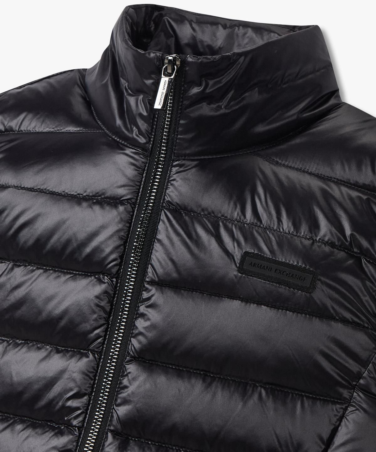 아르마니 익스체인지(ARMANI EXCHANGE) 여성 로고 패치 다운 패딩 베스트 _블랙_A425310602