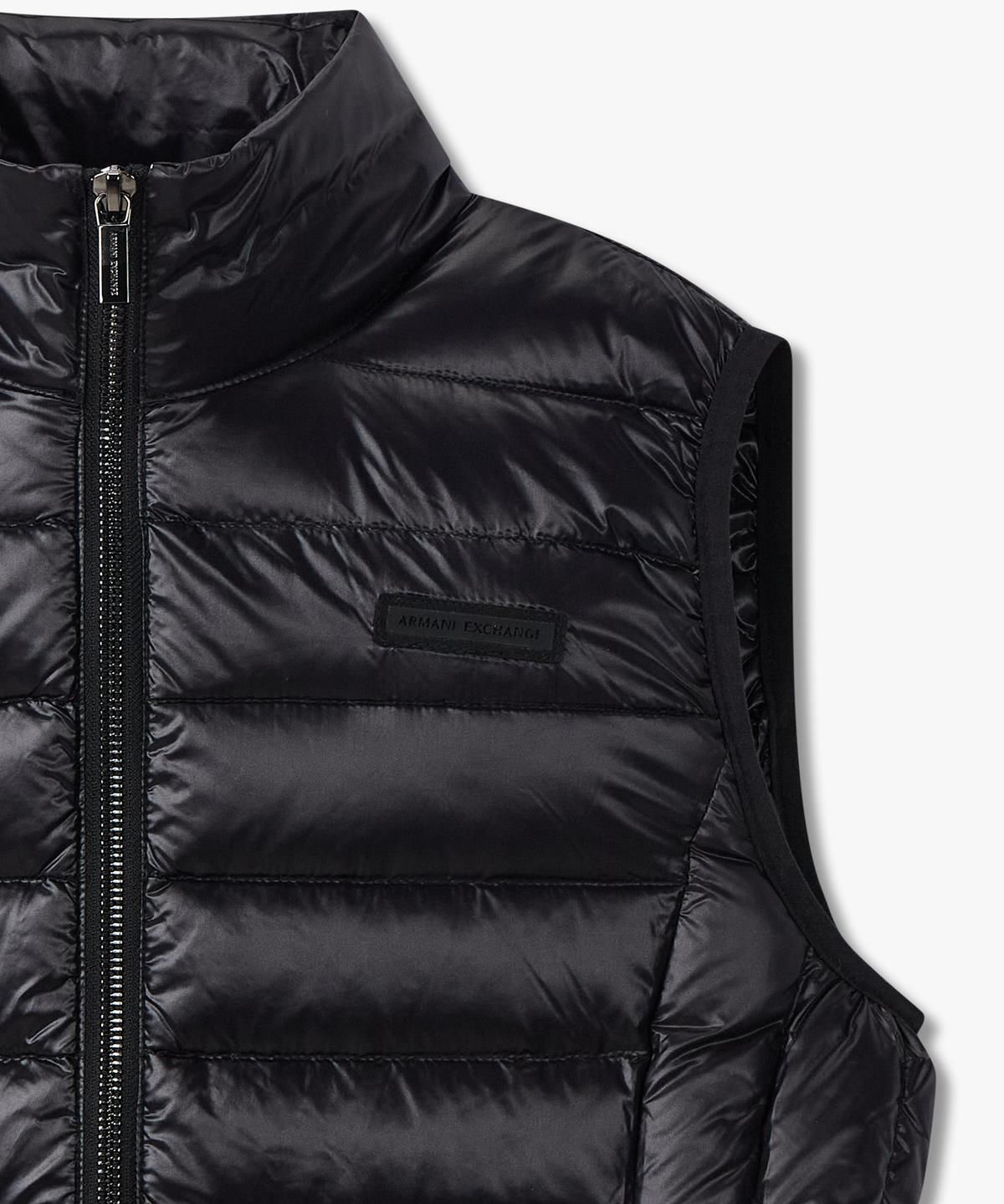 아르마니 익스체인지(ARMANI EXCHANGE) 여성 로고 패치 다운 패딩 베스트 _블랙_A425310602