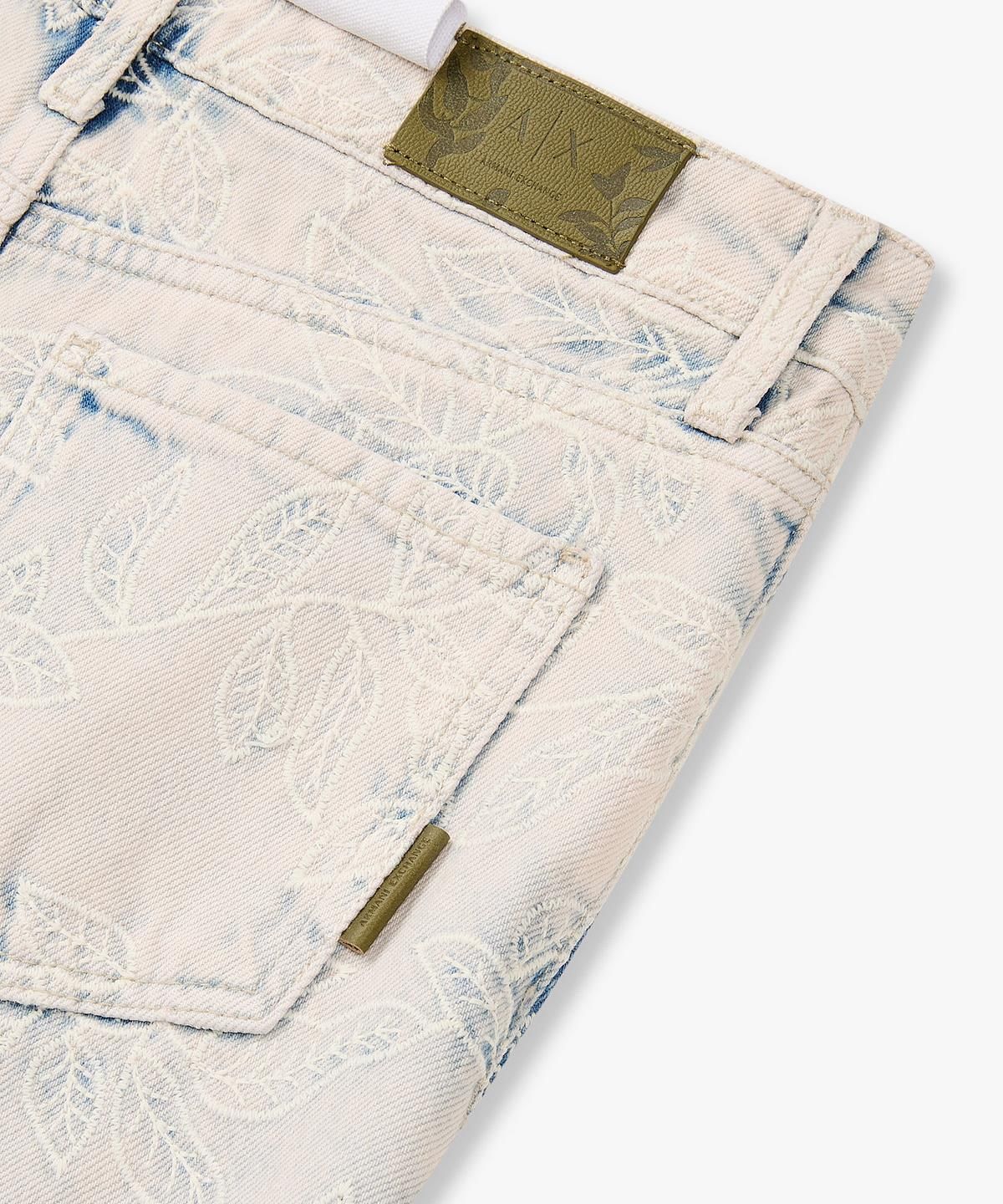 아르마니 익스체인지(ARMANI EXCHANGE) 여성 플로럴 자수 릴랙스트 데님 팬츠 _라이트베이지_A426140504