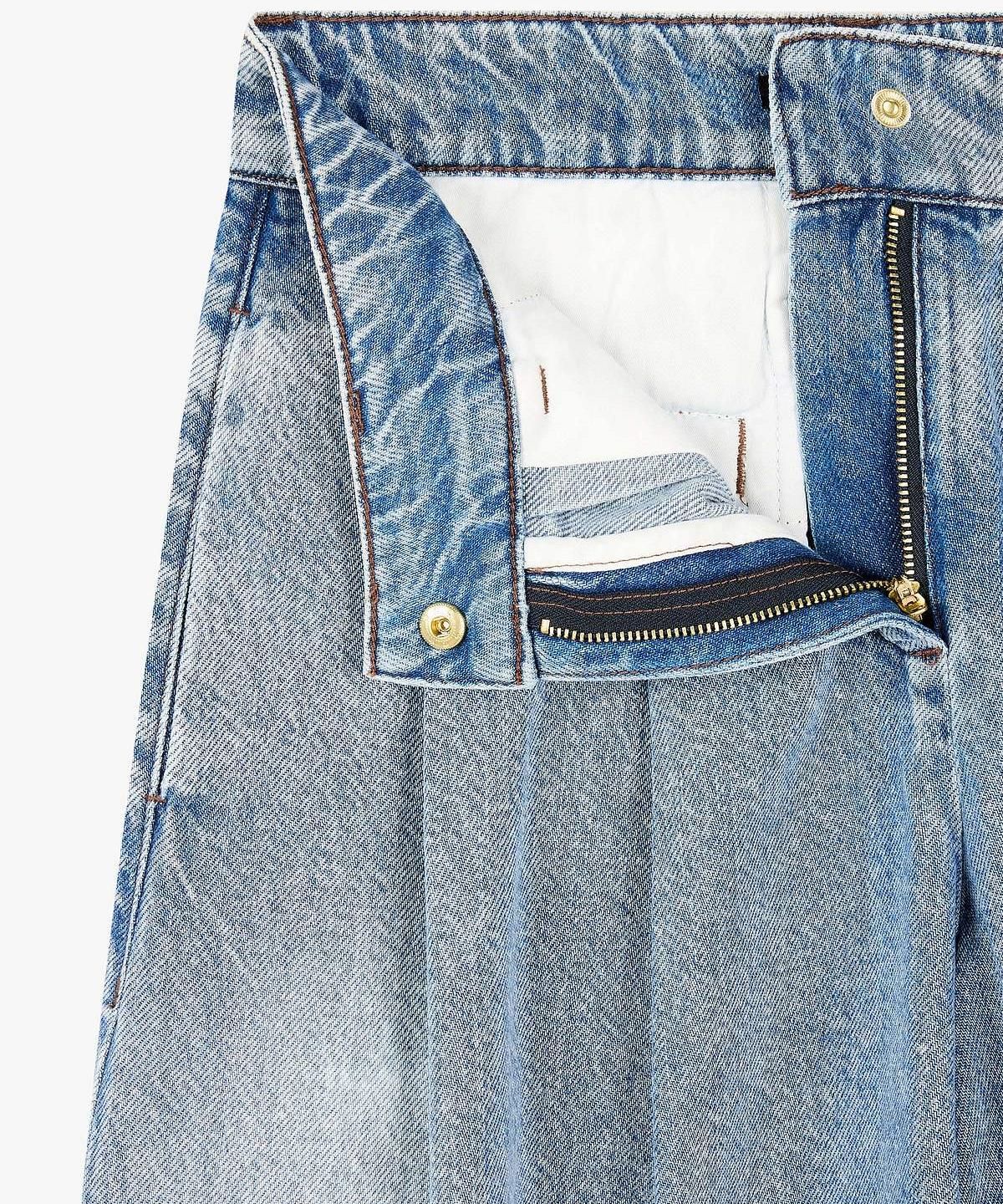 아르마니 익스체인지(ARMANI EXCHANGE) 여성 투 턱 플리티드 데님 쇼츠 _블루_A426140509