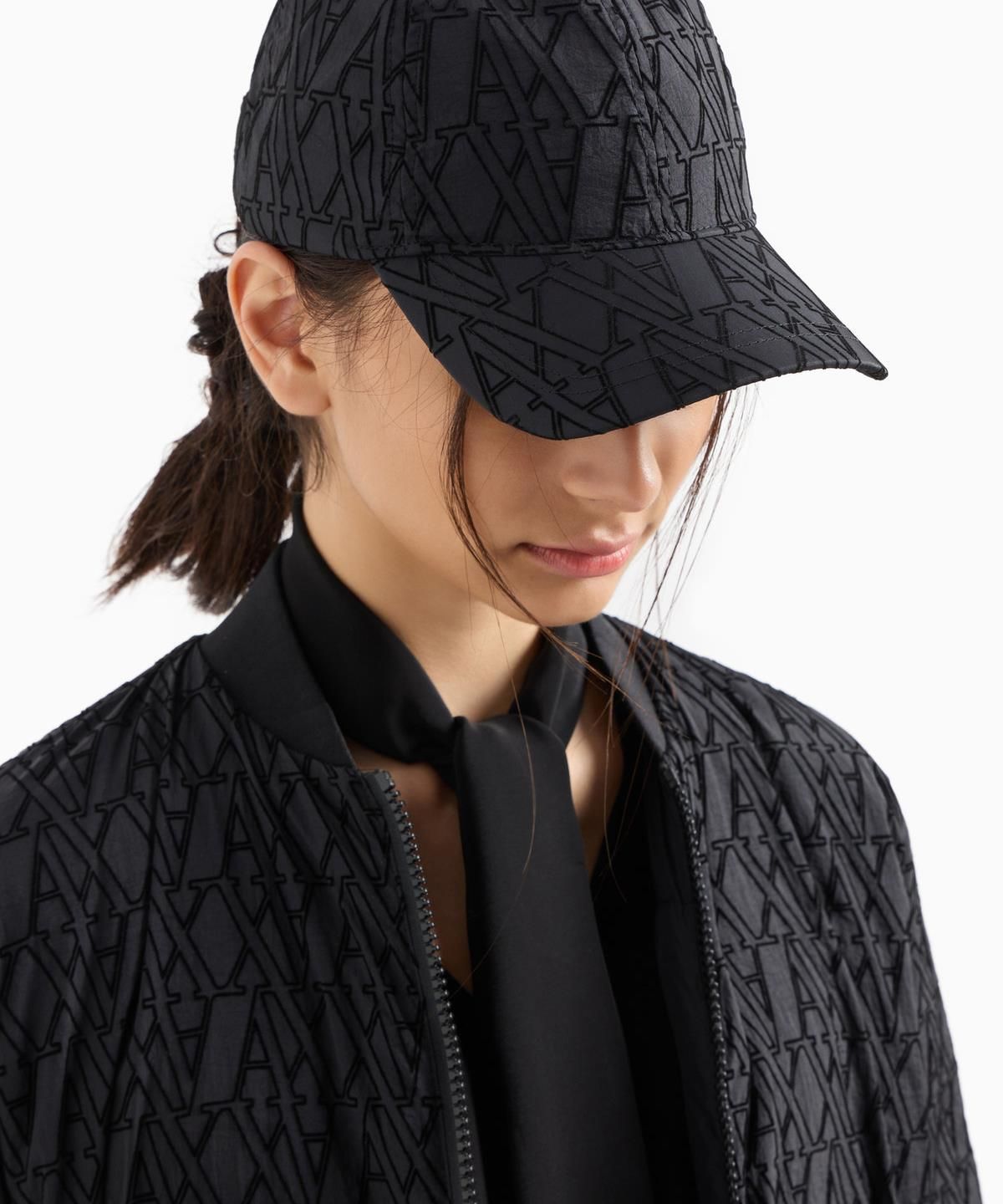 아르마니 익스체인지(ARMANI EXCHANGE) 여성 플록 로고 패턴 패디드 코트 _블랙_A424310510