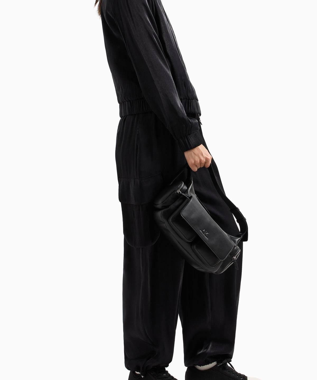 아르마니 익스체인지(ARMANI EXCHANGE) 여성 멀티 포켓 소프트 미디엄 숄더백 _블랙_A425170512