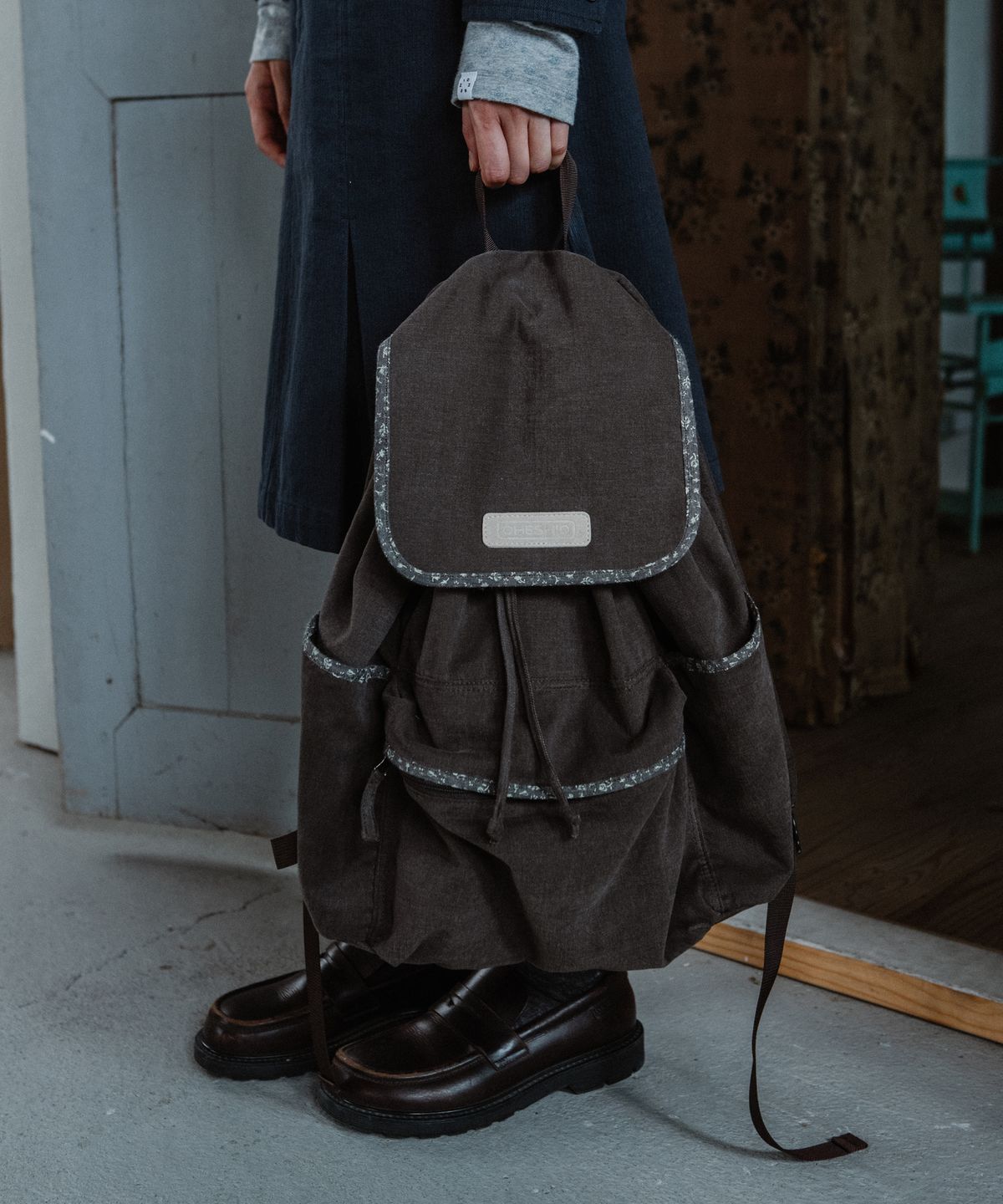 오헤시오(OHESHIO) CONTRAST BACKPACK, CHARCOAL FLORAL