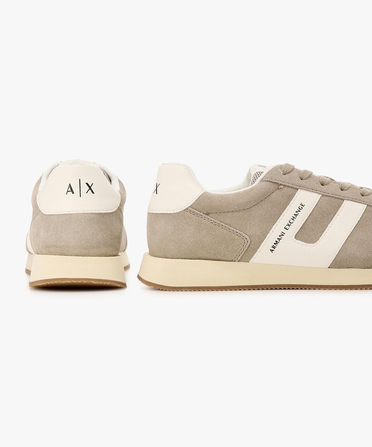 아르마니 익스체인지(ARMANI EXCHANGE) 남성 로고 패치 스웨이드 스니커즈 _웜 그레이_A416175005
