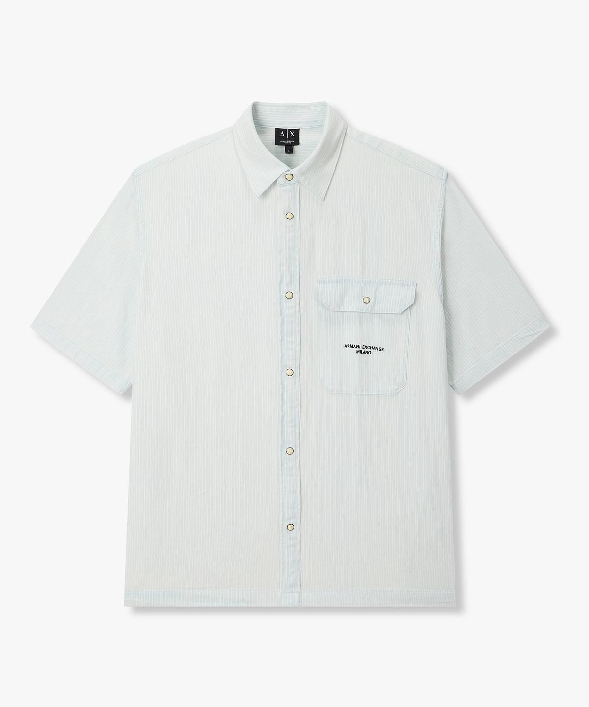 아르마니 익스체인지(ARMANI EXCHANGE) 남성 스트라이프 포켓 숏 슬리브 셔츠 _라이트 블루_A416120003