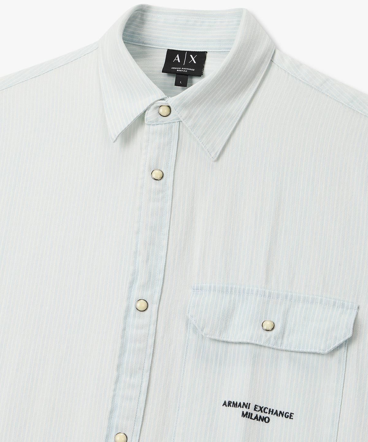 아르마니 익스체인지(ARMANI EXCHANGE) 남성 스트라이프 포켓 숏 슬리브 셔츠 _라이트 블루_A416120003