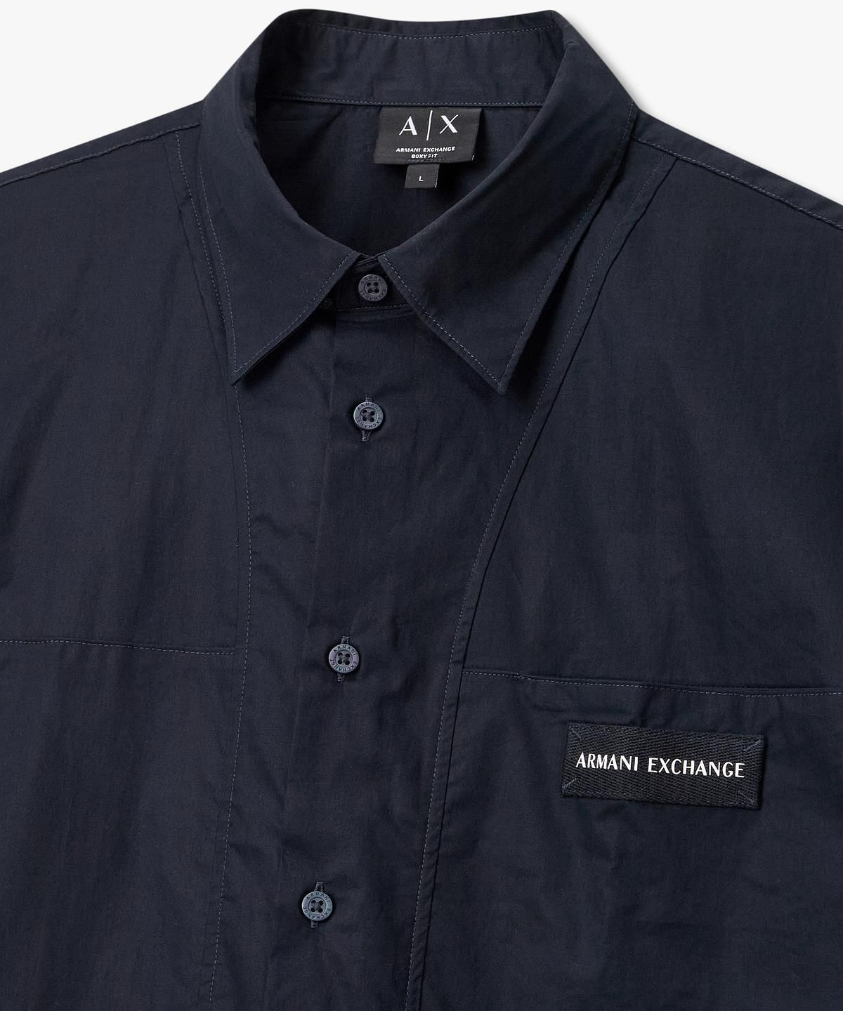 아르마니 익스체인지(ARMANI EXCHANGE) 남성 로고 라벨 패치 숏 슬리브 셔츠 _다크 네이비_A416120006