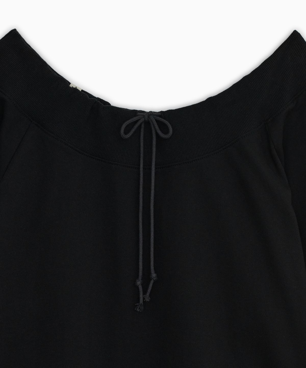 오헤시오(OHESHIO) STRING OFF SHOULDER SWEATSHIRT, BLACK