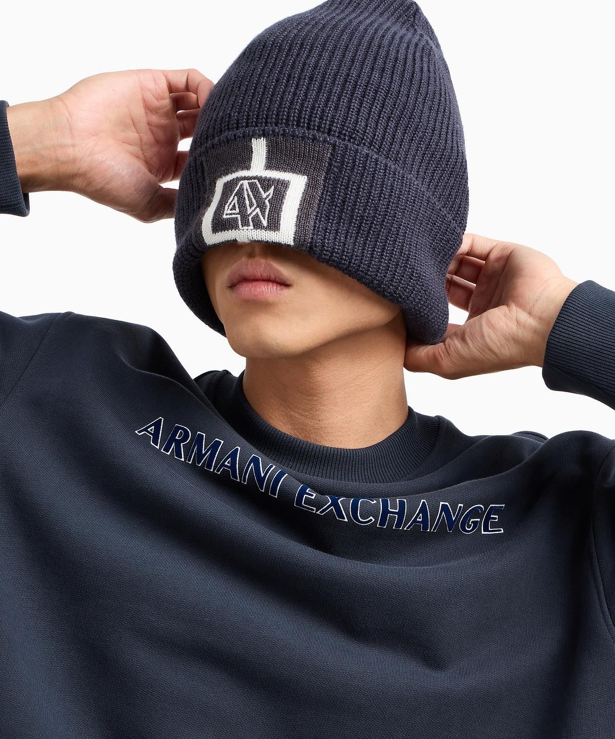 아르마니 익스체인지(ARMANI EXCHANGE) 남성 로고 그래픽 크루넥 맨투맨 _네이비_A414331009