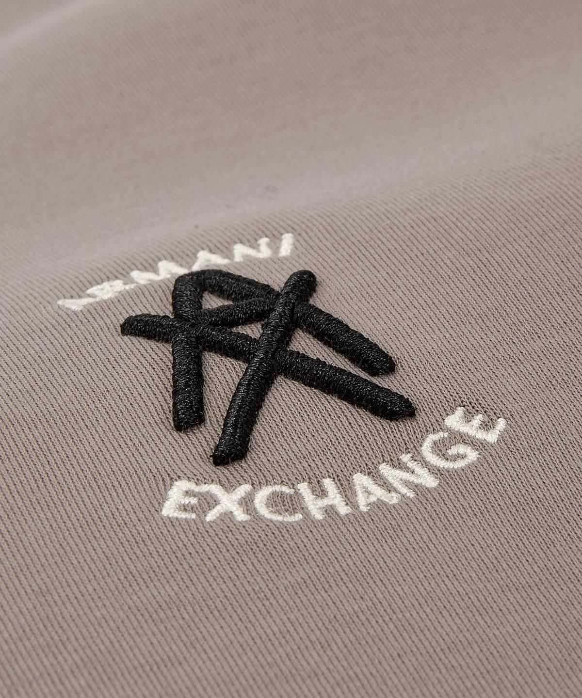 아르마니 익스체인지(ARMANI EXCHANGE) 남성 스트레치 자수 로고 맨투맨 _초코_A416131004