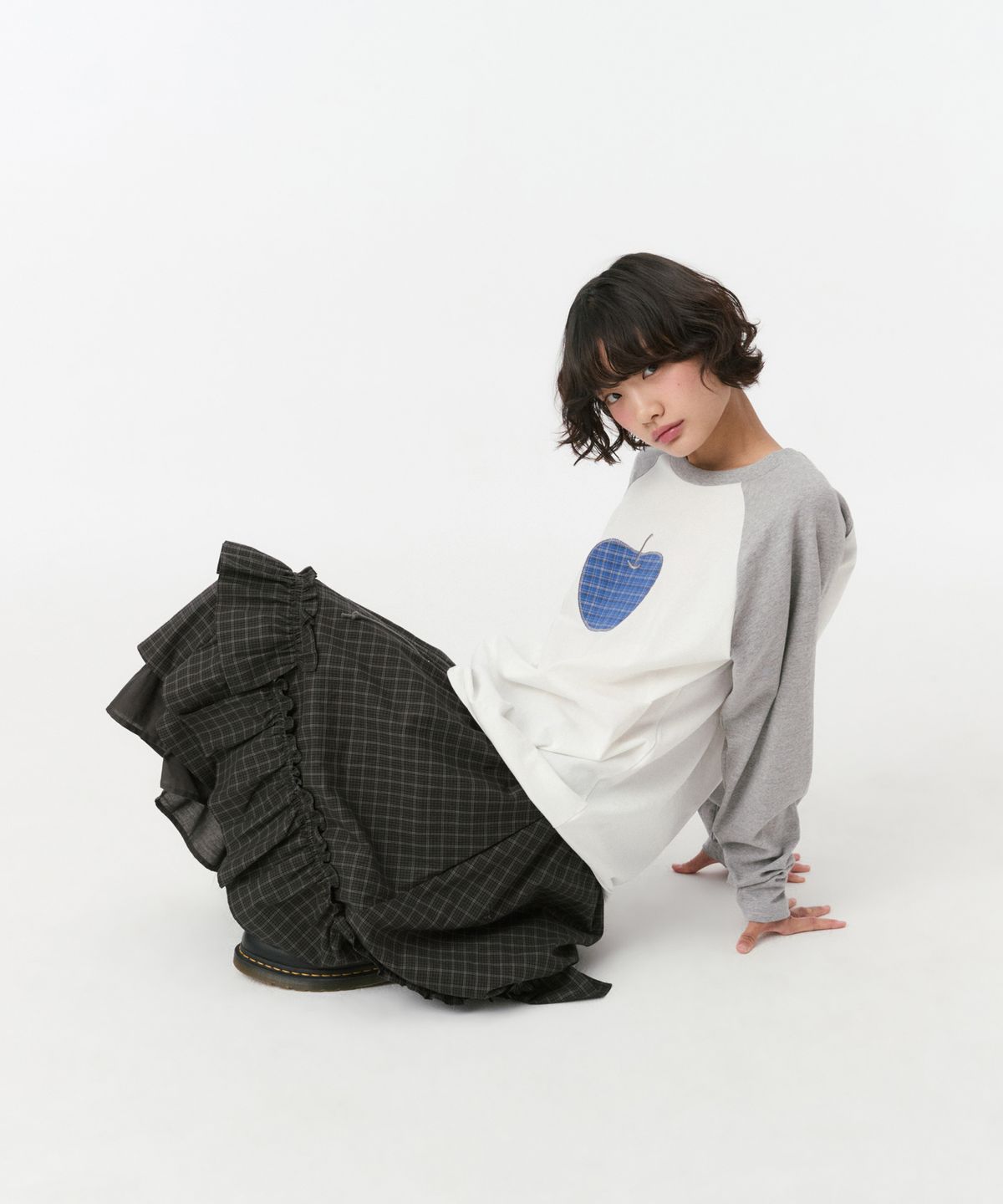 오헤시오(OHESHIO) APPLE RAGLAN OVER FIT LONG SLEEVE, WHITE