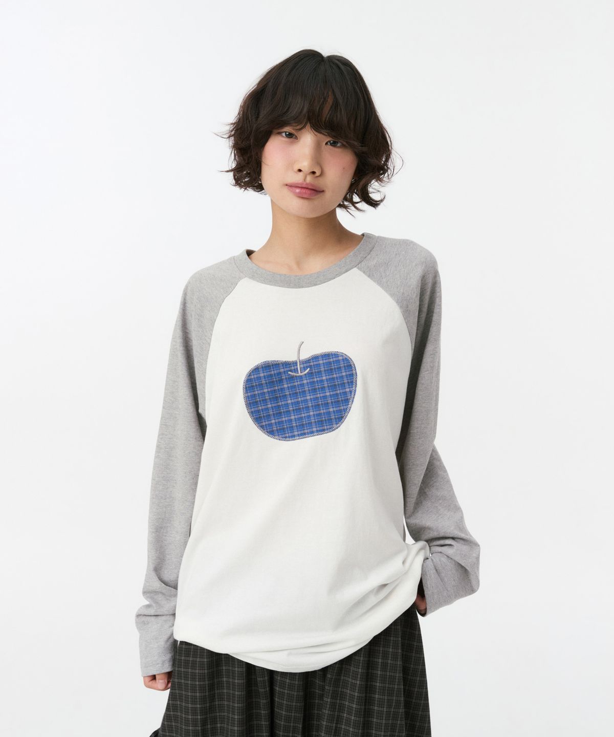 오헤시오(OHESHIO) APPLE RAGLAN OVER FIT LONG SLEEVE, WHITE