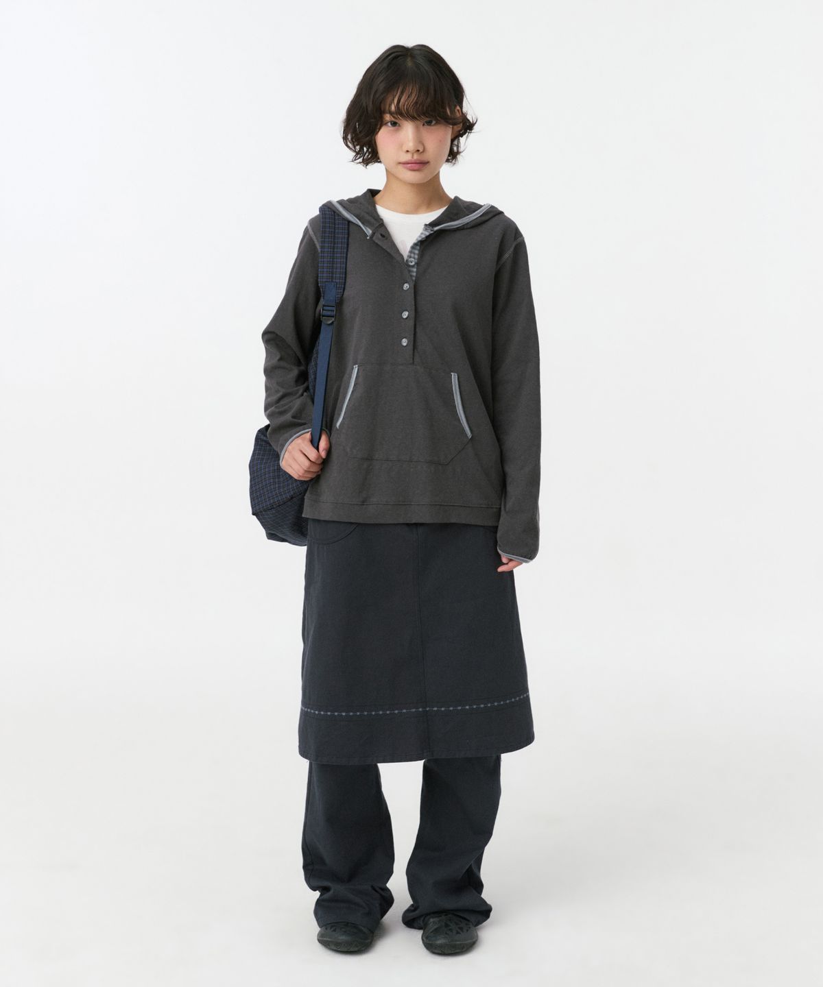 오헤시오(OHESHIO) FLORAL BUTTON HOODED LONG SLEEVE, CHARCOAL